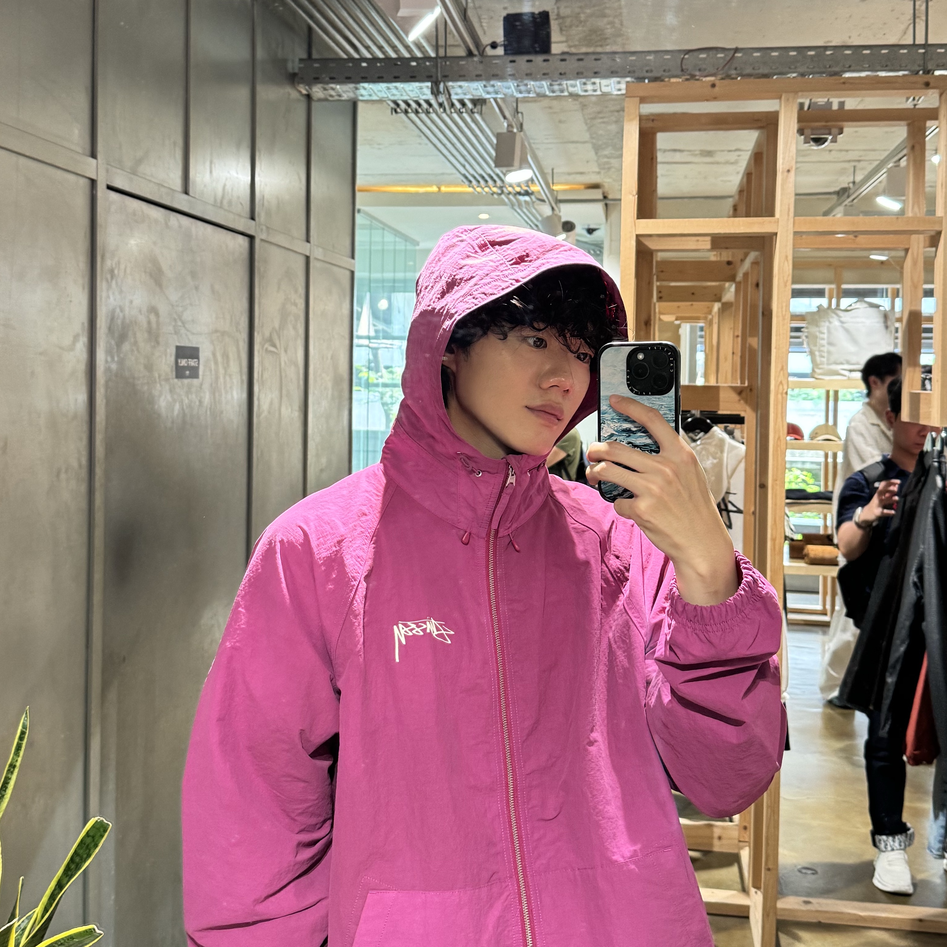 Stussy Wave Dye Beach Shell Jacket Berry 착용 스타일 - 3