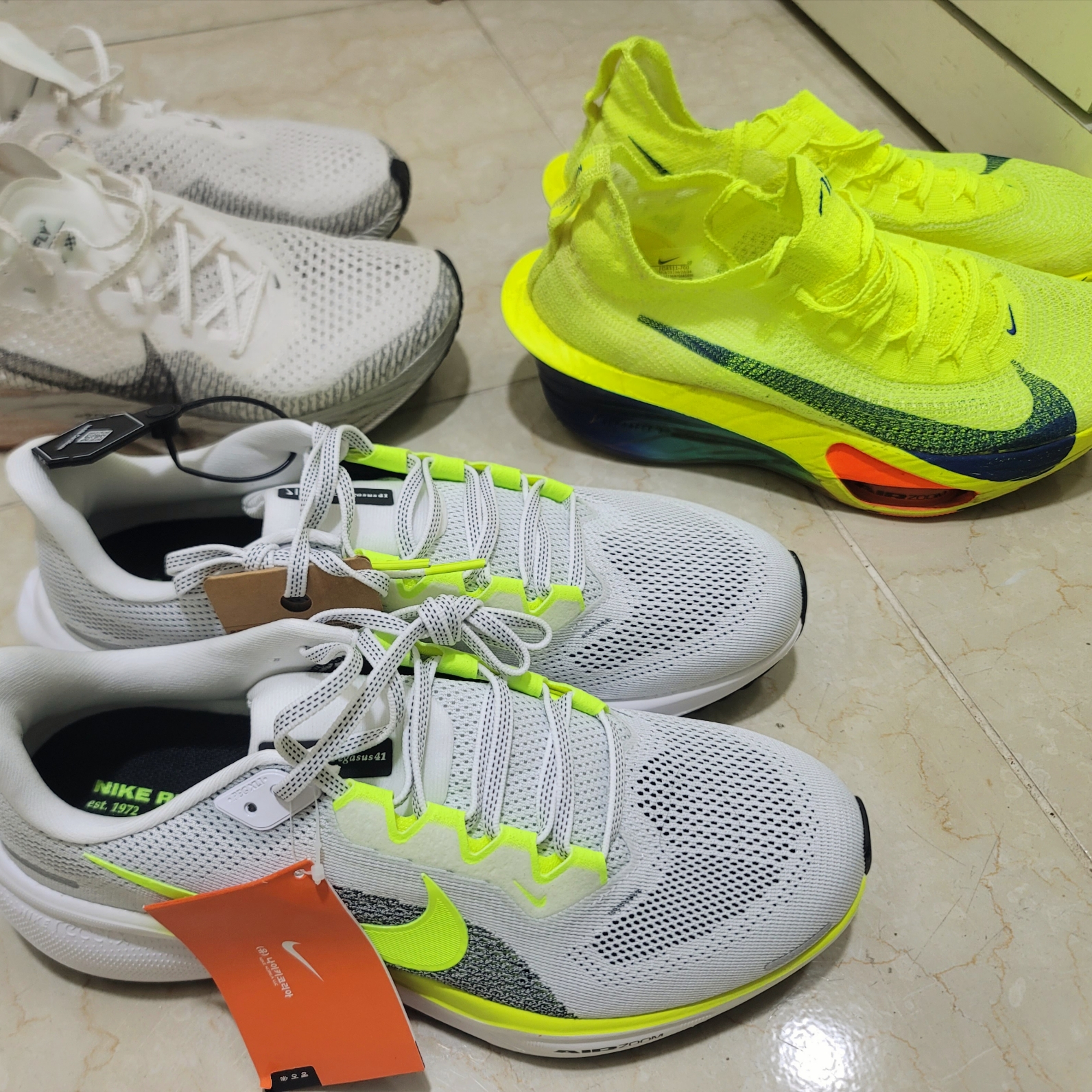 Nike Air Zoom Pegasus 41 White Black Volt, Nike Air Zoom Alphafly Next% 3 Volt 착용 스타일