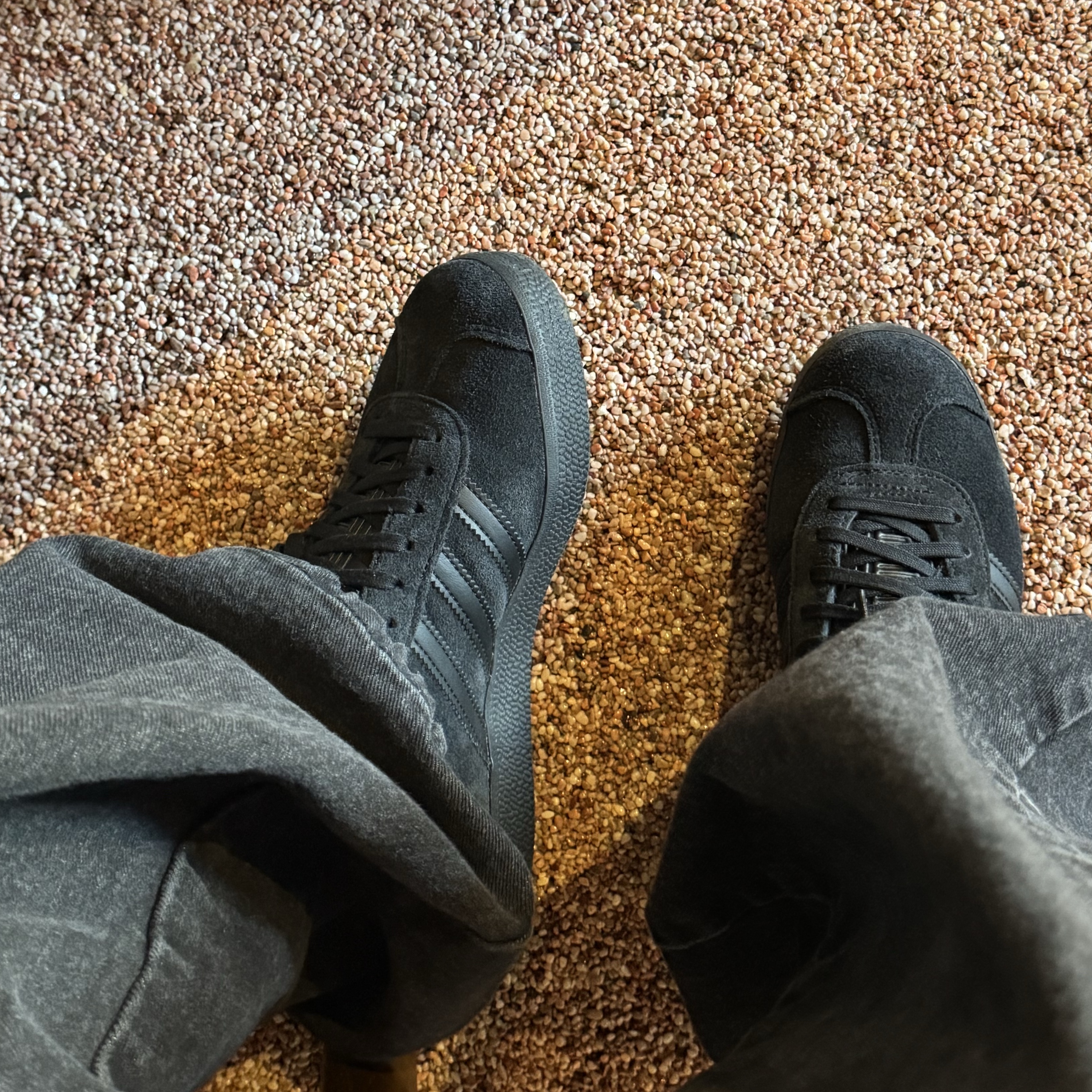 Adidas Gazelle Triple Black 착용 스타일 - 2