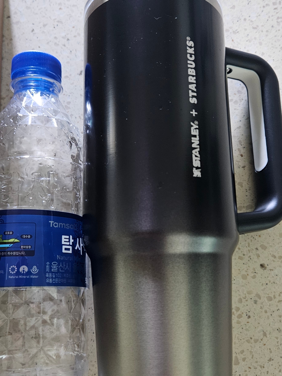 Starbucks Buddy Black Stanley Quencher Tumbler 887ml 착용 스타일 - 2
