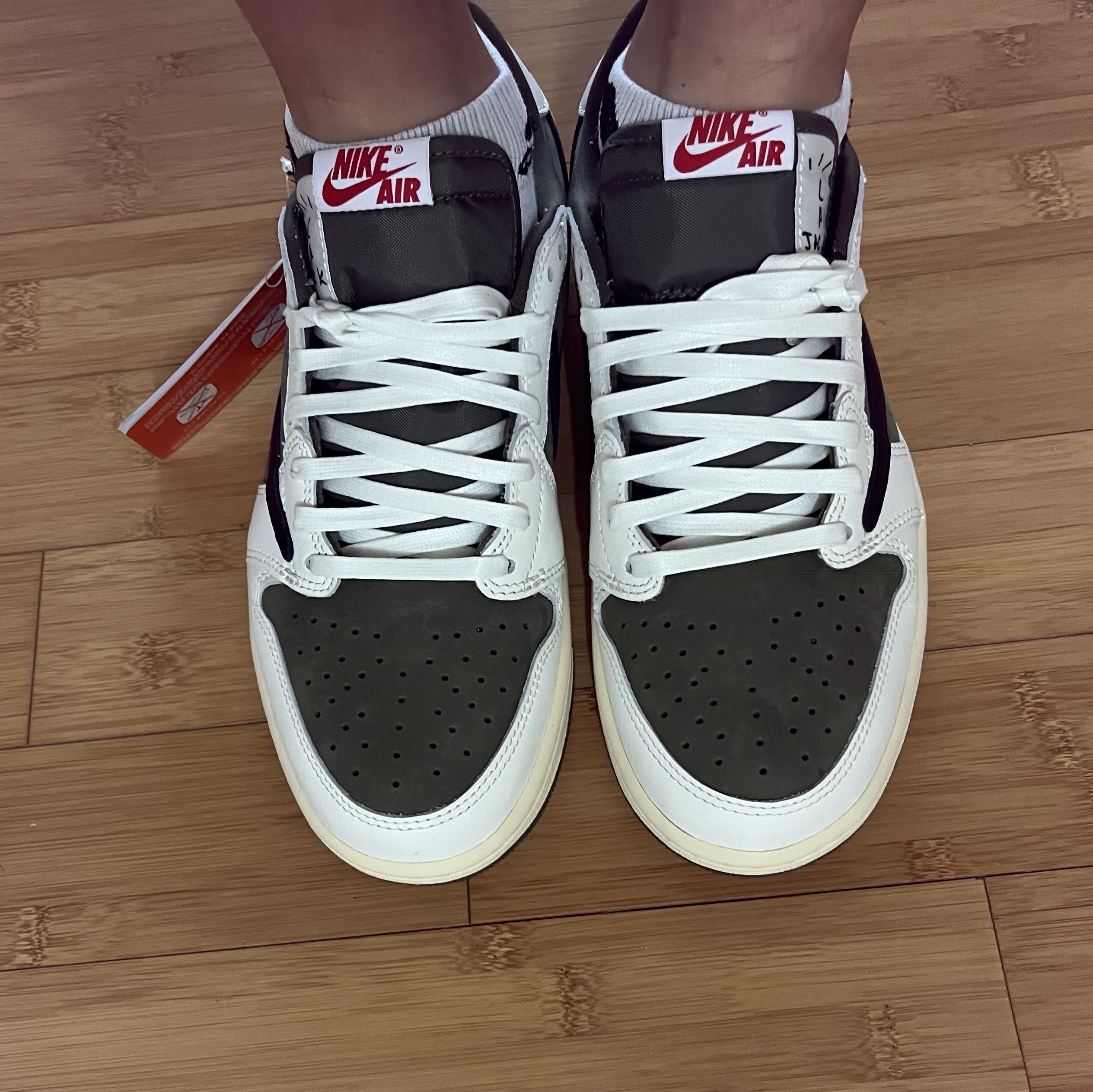 Jordan 1 x Travis Scott Retro Low OG SP Reverse Olive 착용 스타일 - 4