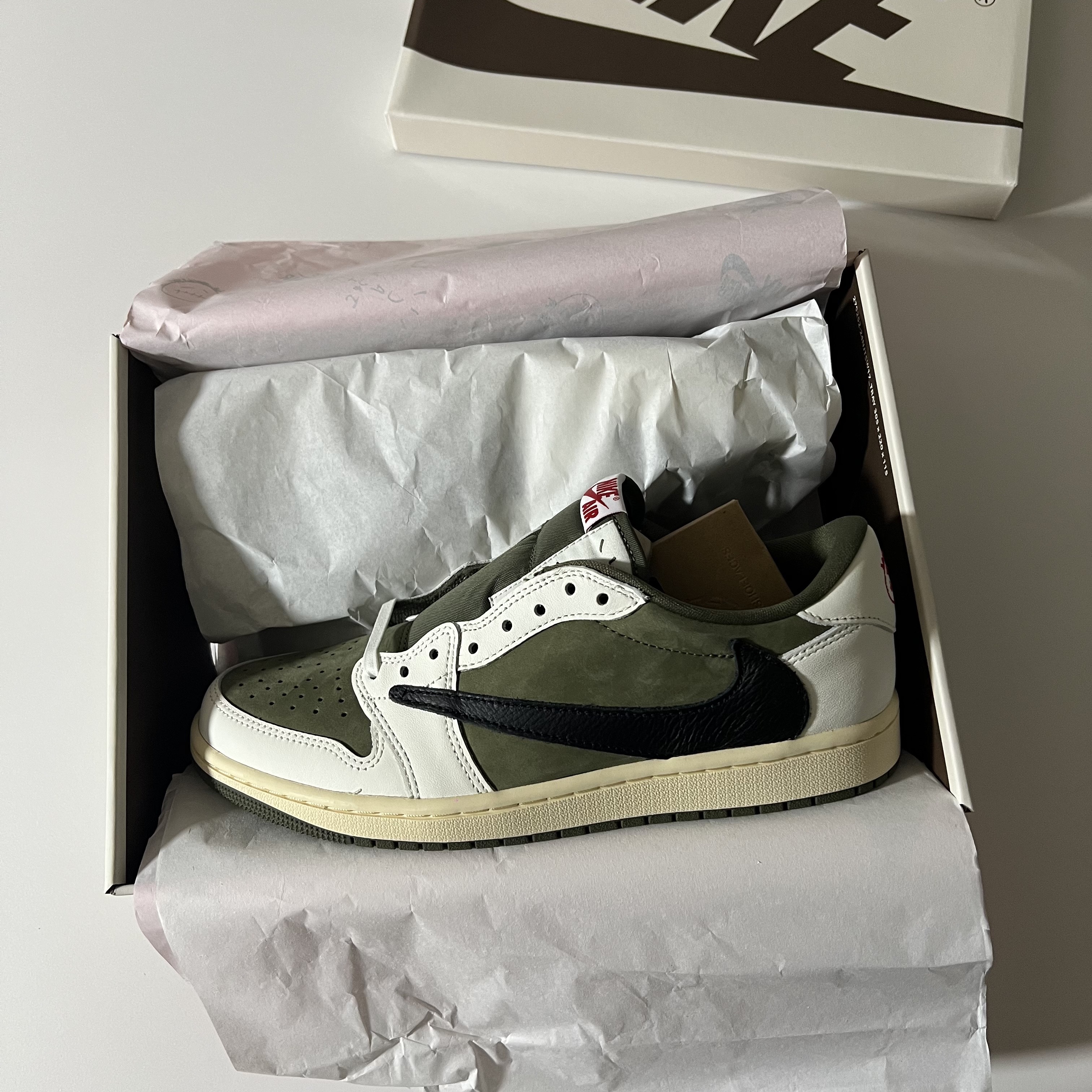 Jordan 1 x Travis Scott Retro Low OG SP Reverse Olive 착용 스타일 - 2