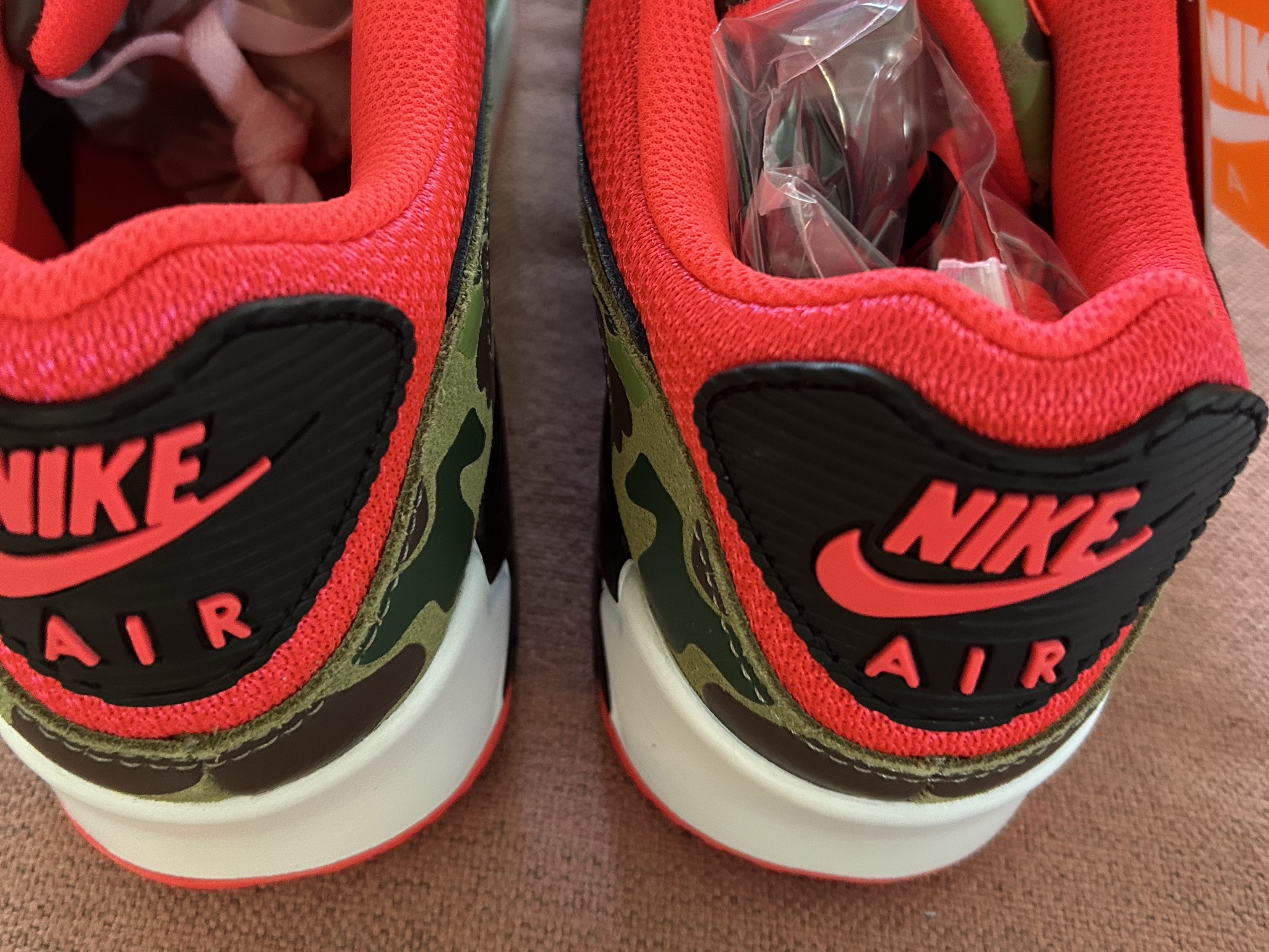 Nike Air Max 90 SP Dark Sage and Solar Red 착용 스타일