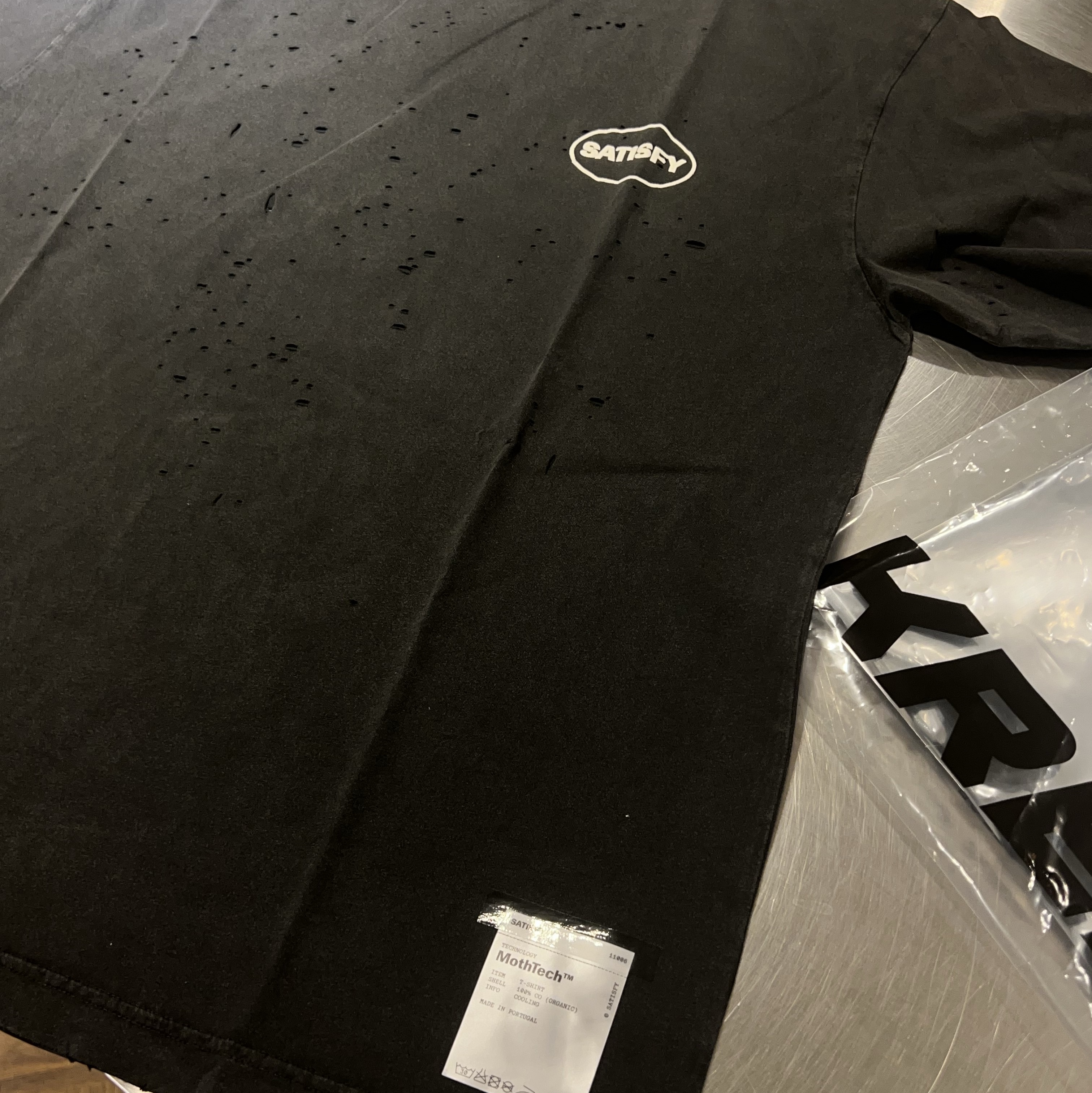 Satisfy Mothtech T-Shirt Aged Black 착용 스타일 - 7