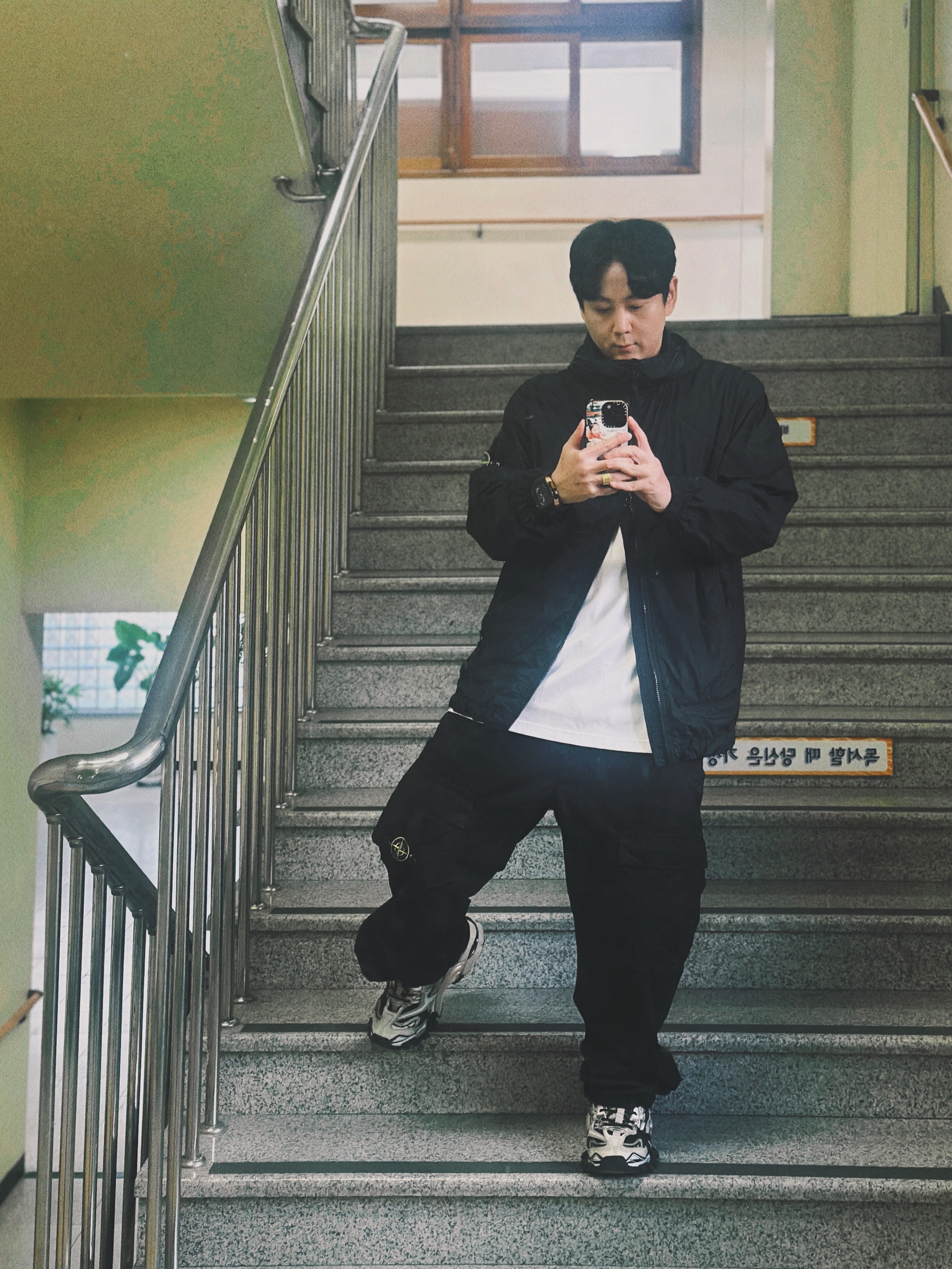 Stone Island 40522 Crinkle Reps Nylon Garment Dyed Hooded Jacket Black - 23SS, Stone Island 311WA OLD Treatment Brushed Cotton Canvas Cargo Pants Black - 24SS 착용 스타일