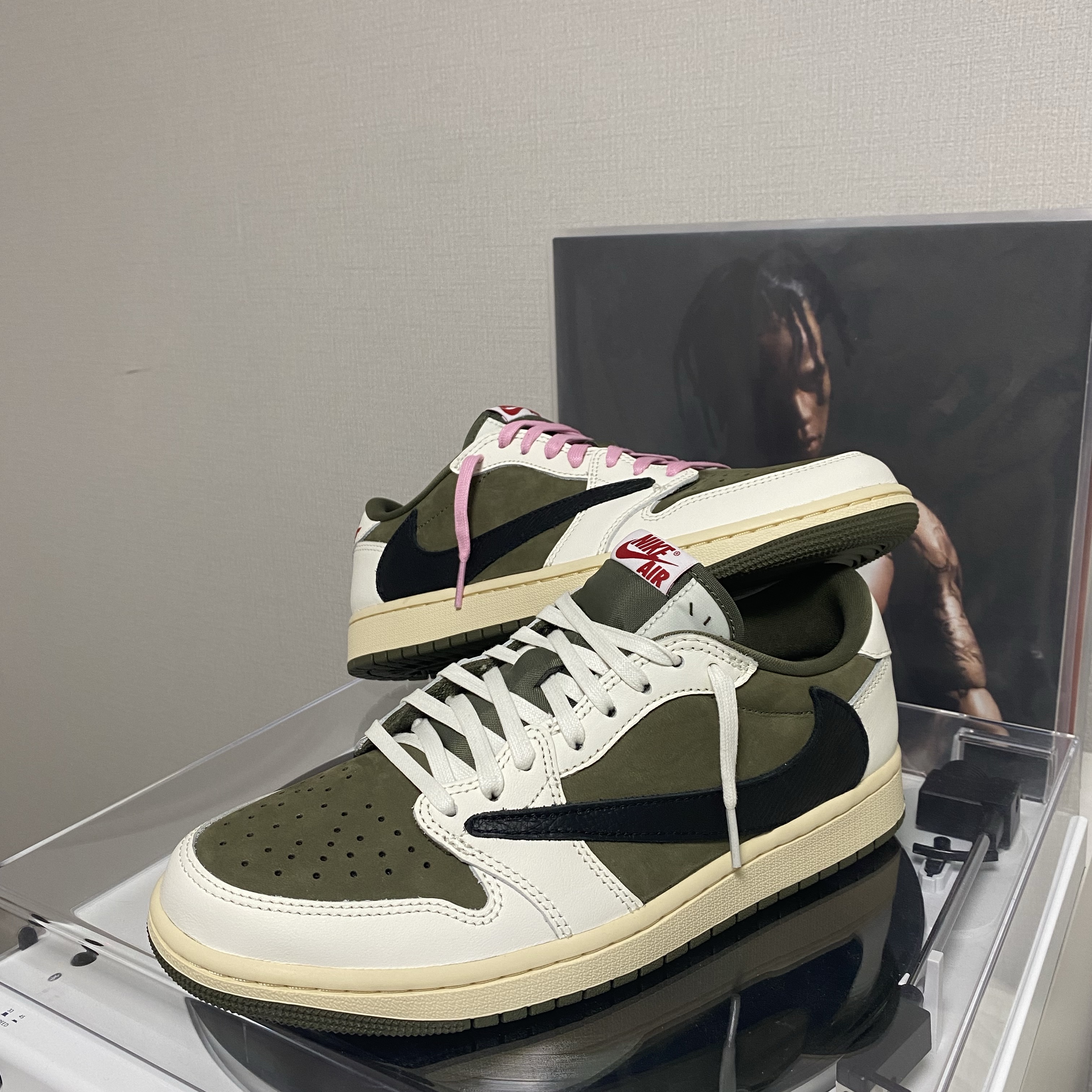 Jordan 1 x Travis Scott Retro Low OG SP Reverse Olive 착용 스타일