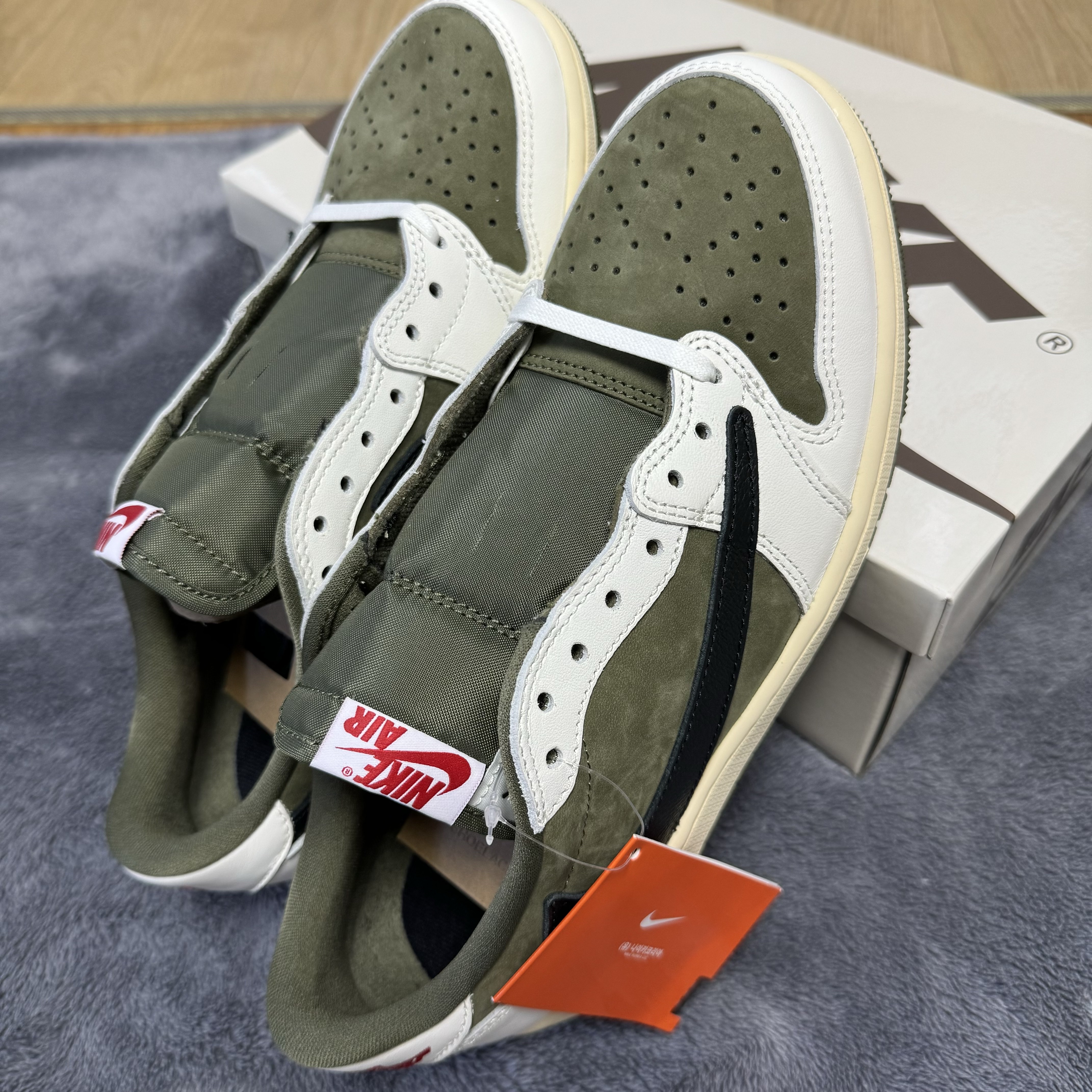 Jordan 1 x Travis Scott Retro Low OG SP Reverse Olive 착용 스타일 - 3
