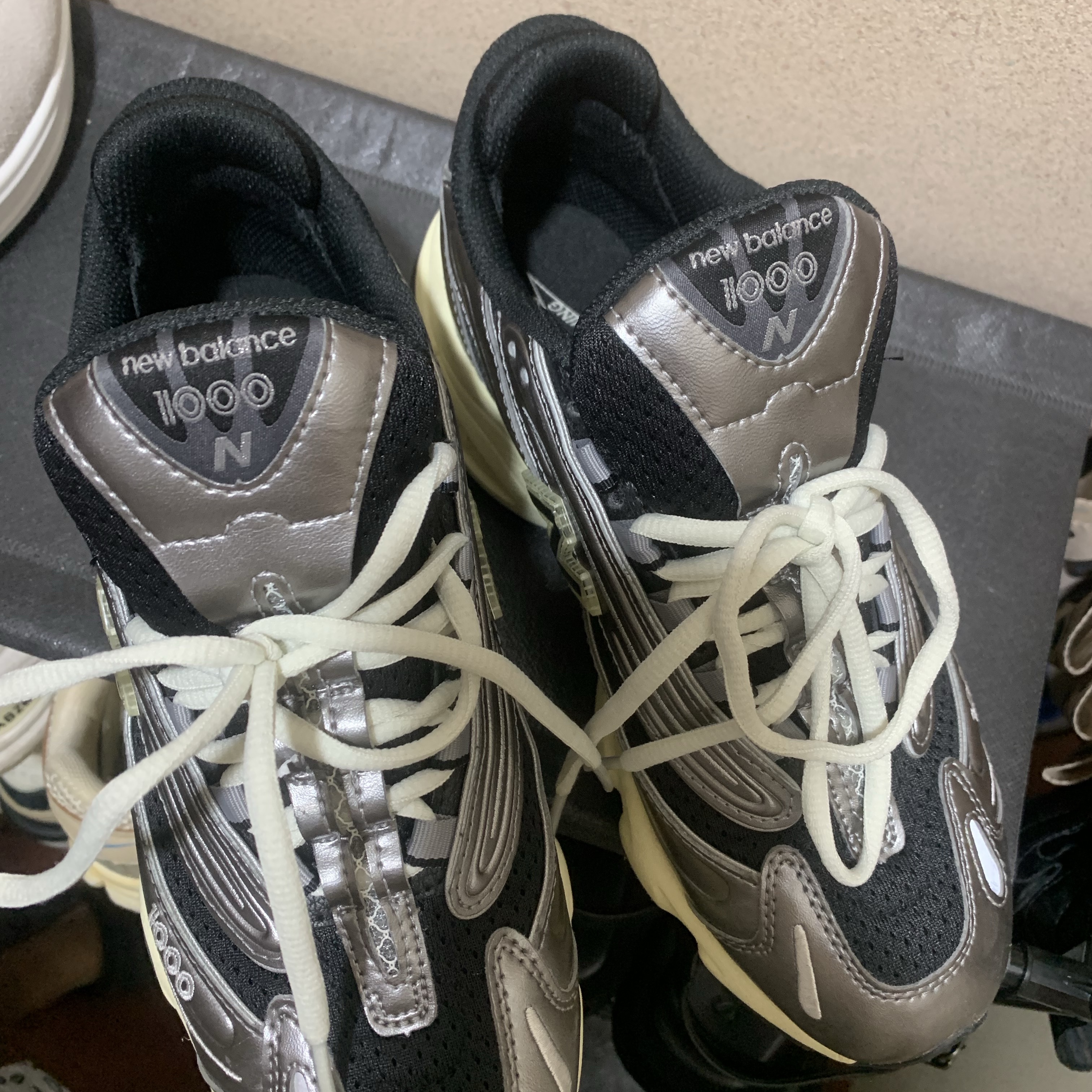 New Balance 1000 Silver Metallic Black 착용 스타일