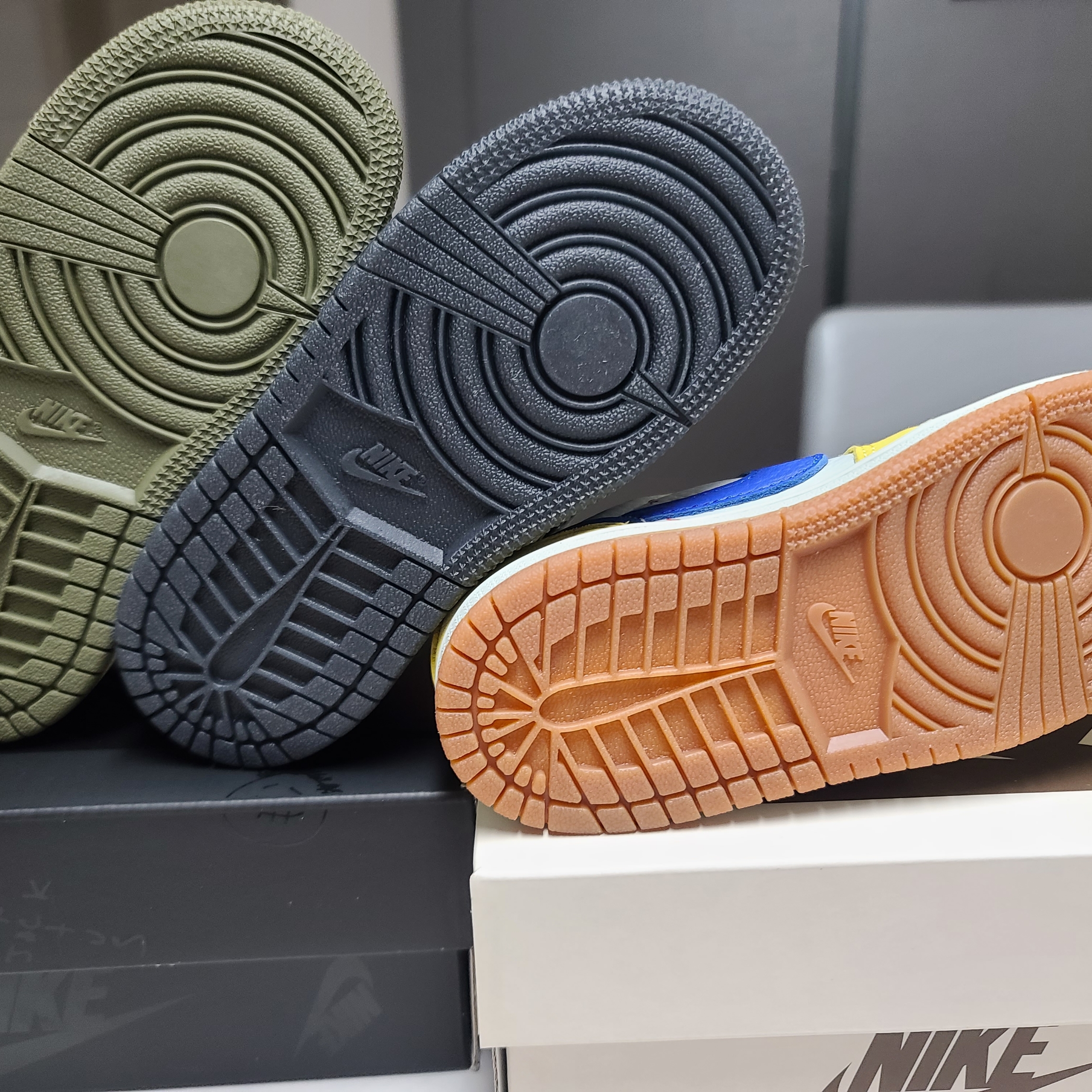 (TD) Jordan 1 x Travis Scott Retro Low OG SP Reverse Olive, (TD) Jordan 1 x Travis Scott Retro Low OG SP Canary 착용 스타일 - 1
