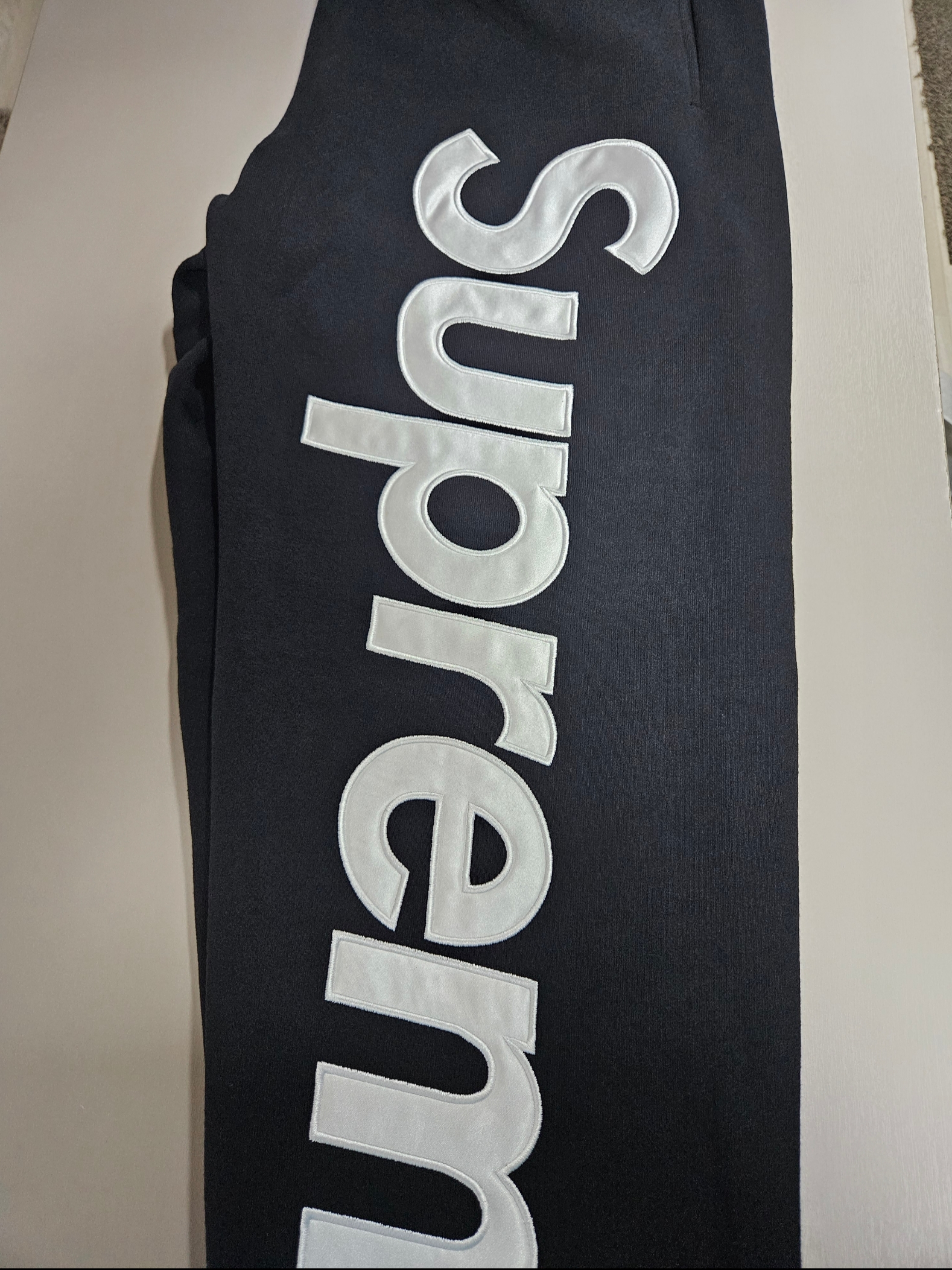 Supreme Satin Applique Sweatpants Black - 24FW 착용 스타일 - 2