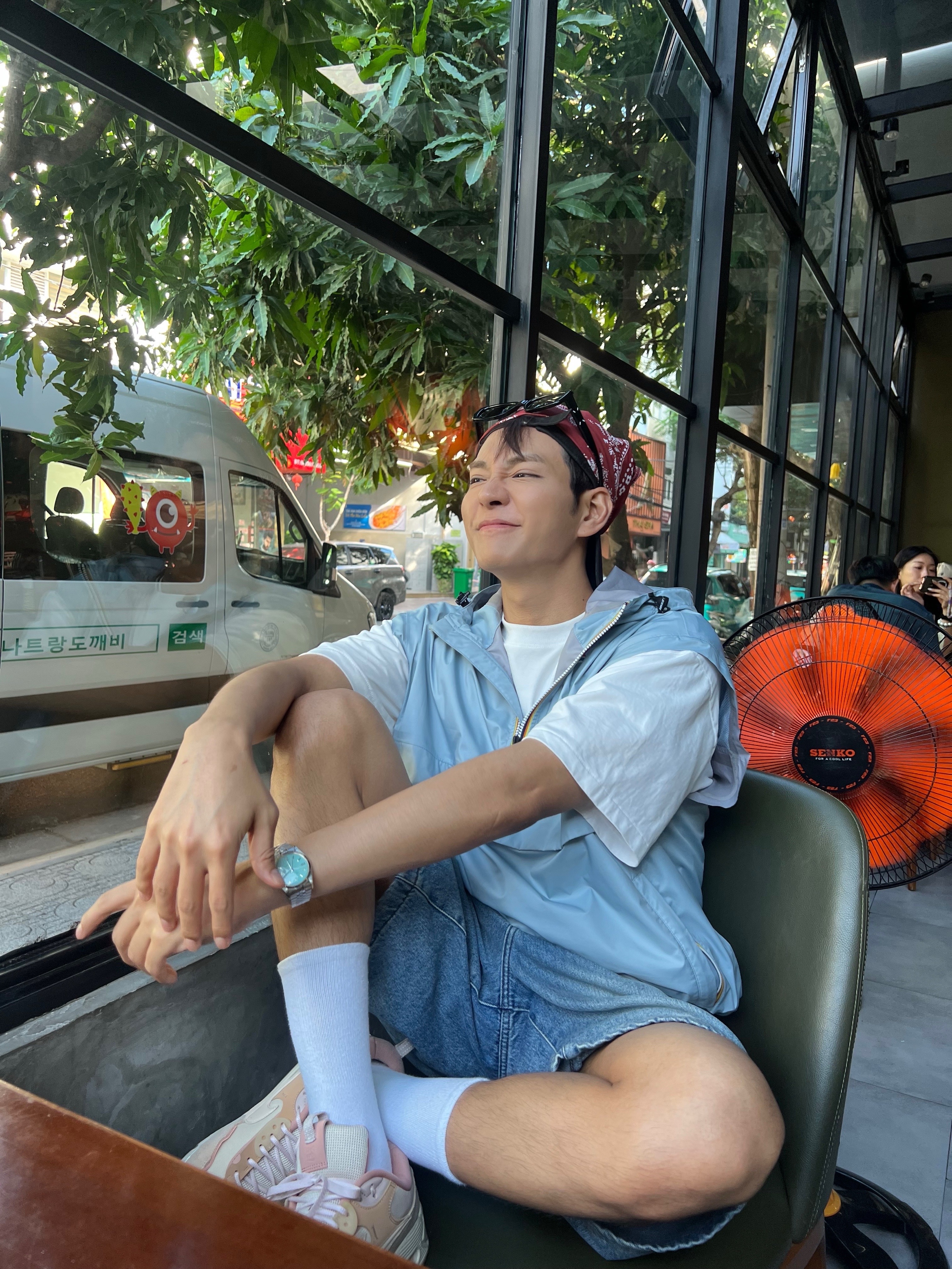 Gentle Monster x Maison Margiela MM106 Black Black, Rolex Perpetual 1908 39mm 52506 Ice Blue Rice-Grain Motif Platinum Alligator Strap Bracelet 착용 스타일 - 2