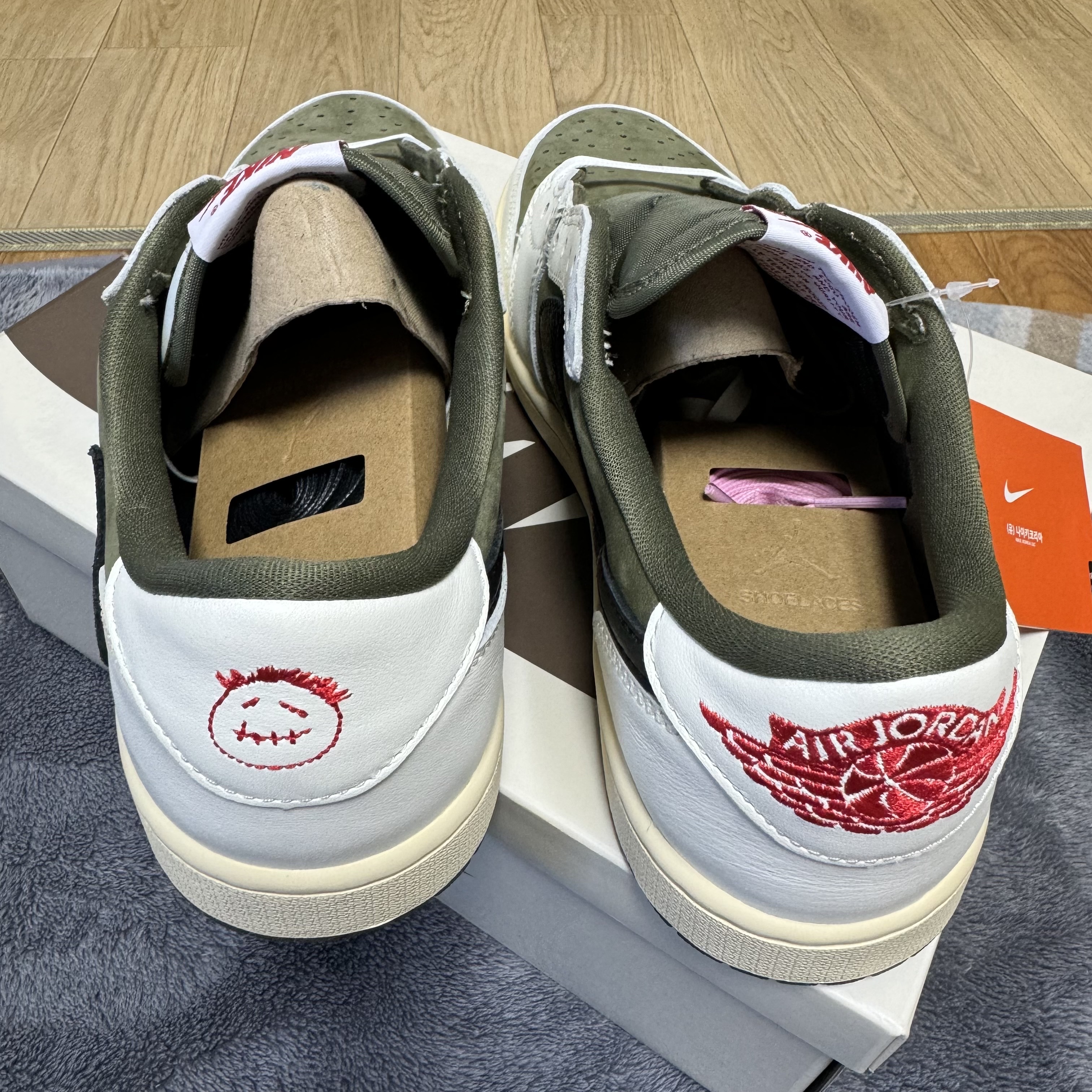 Jordan 1 x Travis Scott Retro Low OG SP Reverse Olive 착용 스타일 - 4