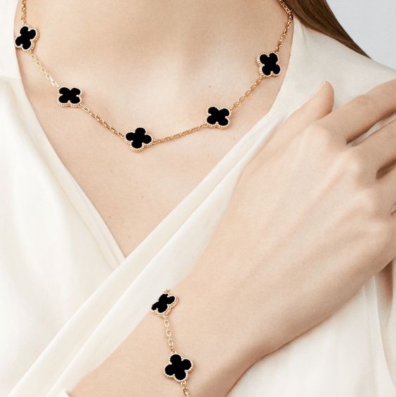 (W) Van Cleef & Arpels Vintage Alhambra Bracelet 5 Motifs Yellow Gold Tiger Eye, (W) Van Cleef & Arpels Vintage Alhambra Long Necklace 20 Motifs White Gold Diamond 착용 스타일 - 6