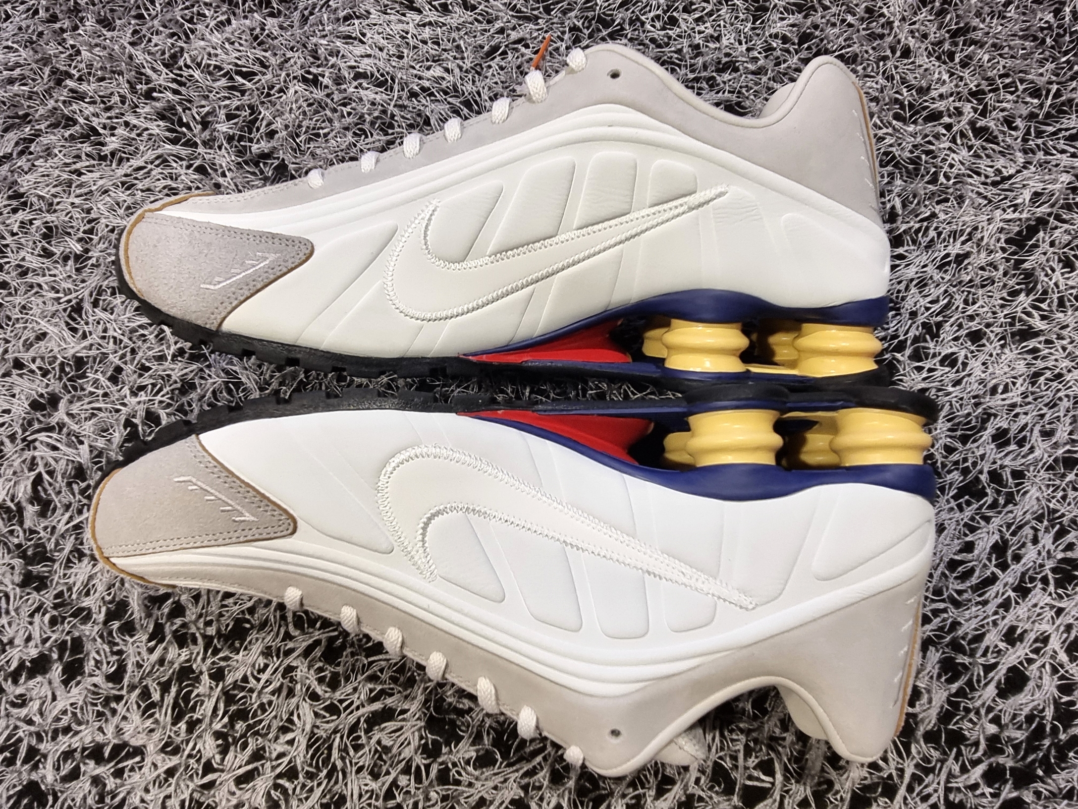 Nike Shox R4 PRM Light Iron Ore and Phantom 착용 스타일 - 5