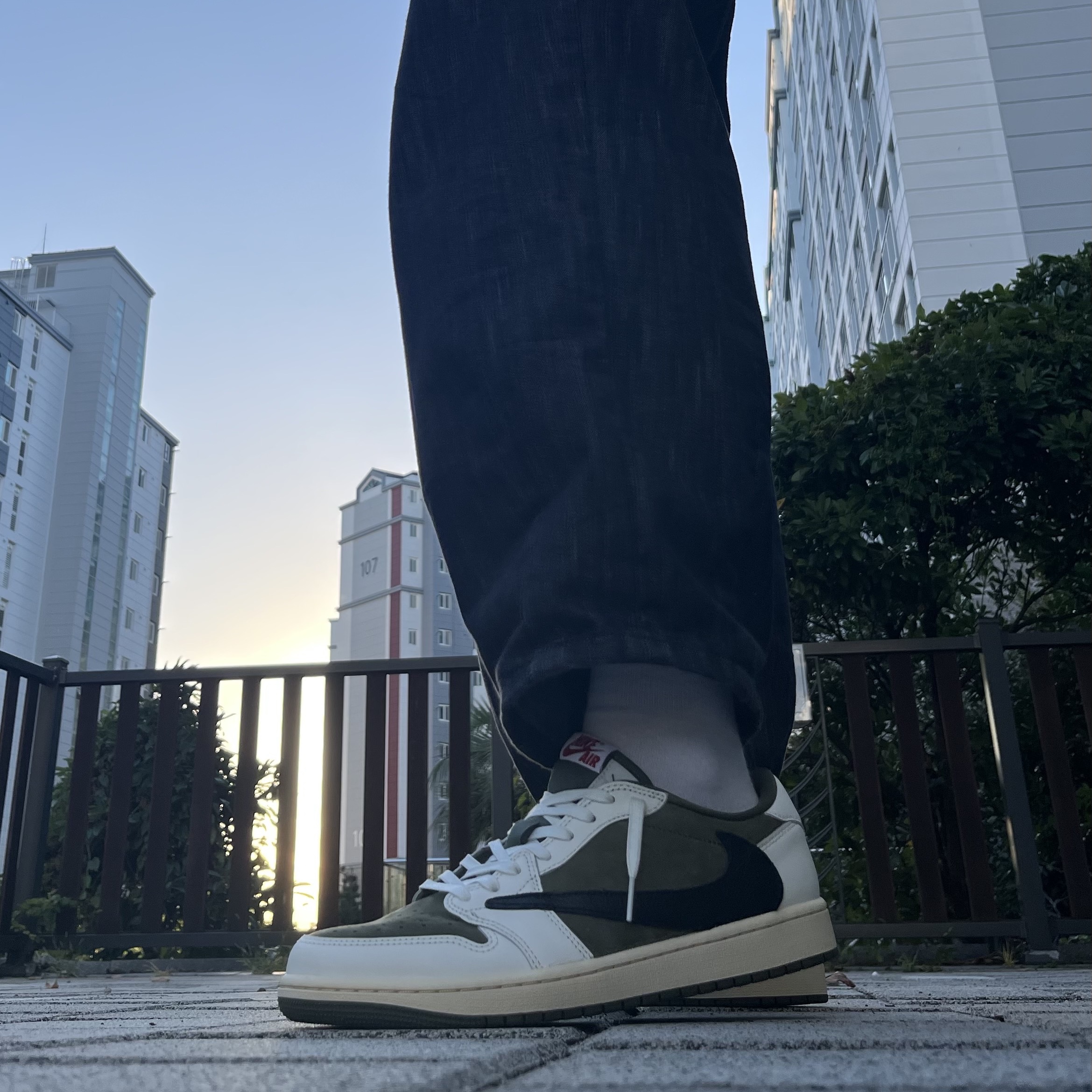 Jordan 1 x Travis Scott Retro Low OG SP Reverse Olive 착용 스타일
