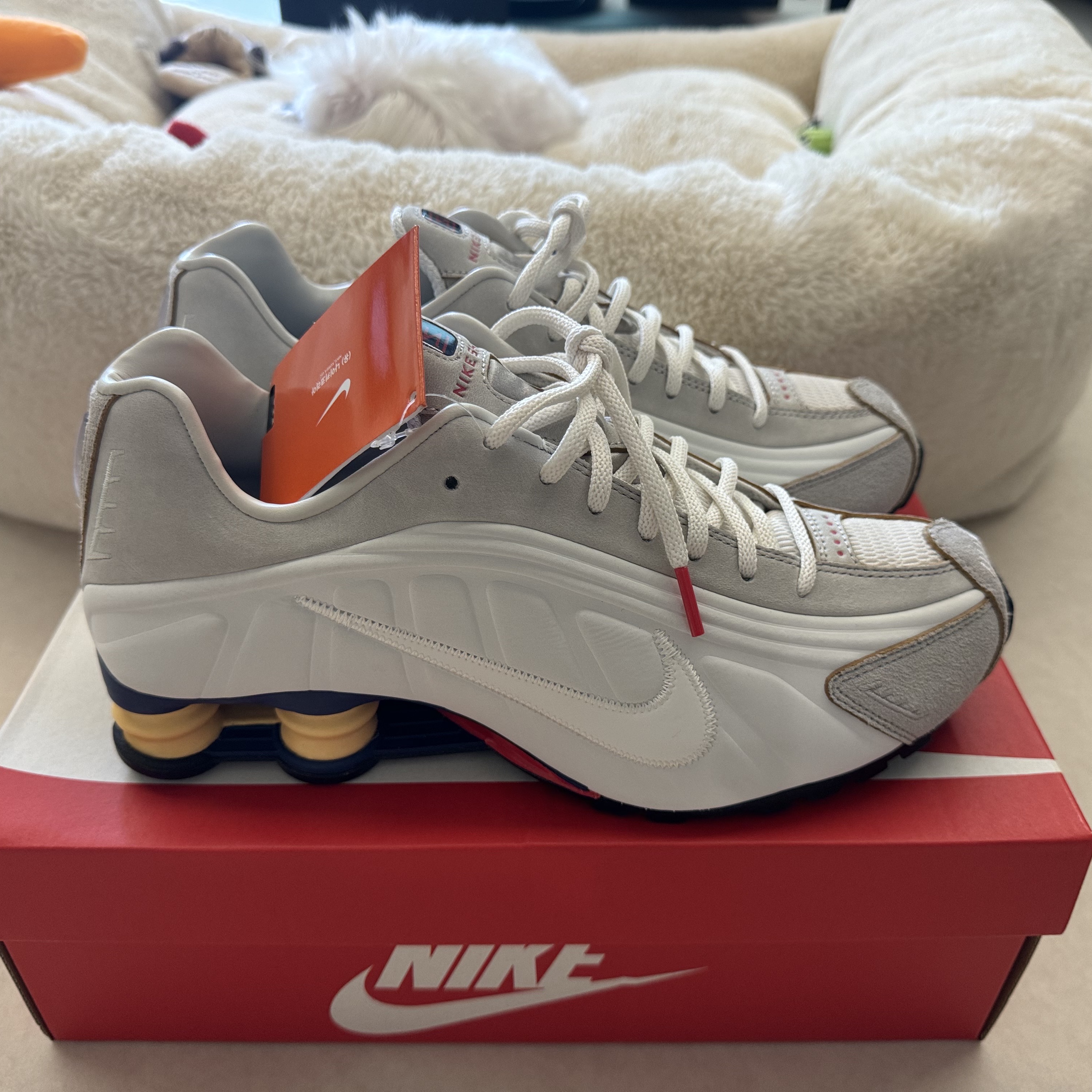 Nike Shox R4 PRM Light Iron Ore and Phantom 착용 스타일 - 3