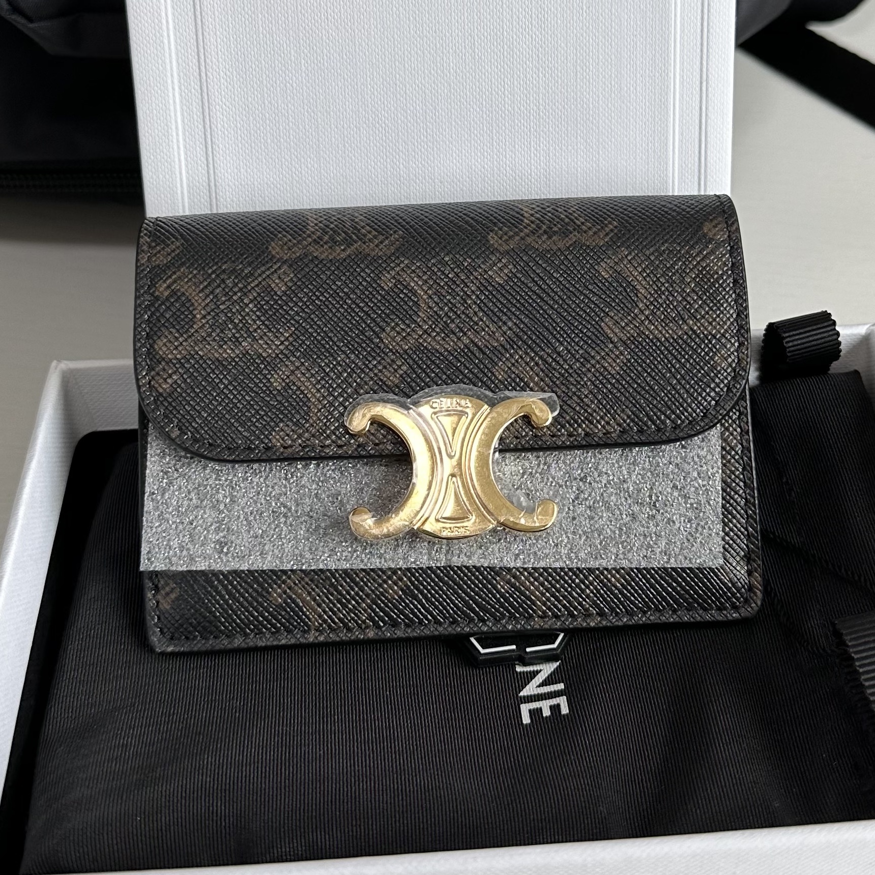 Celine Card Holder with Flap in Triomphe Canvas Tan 착용 스타일