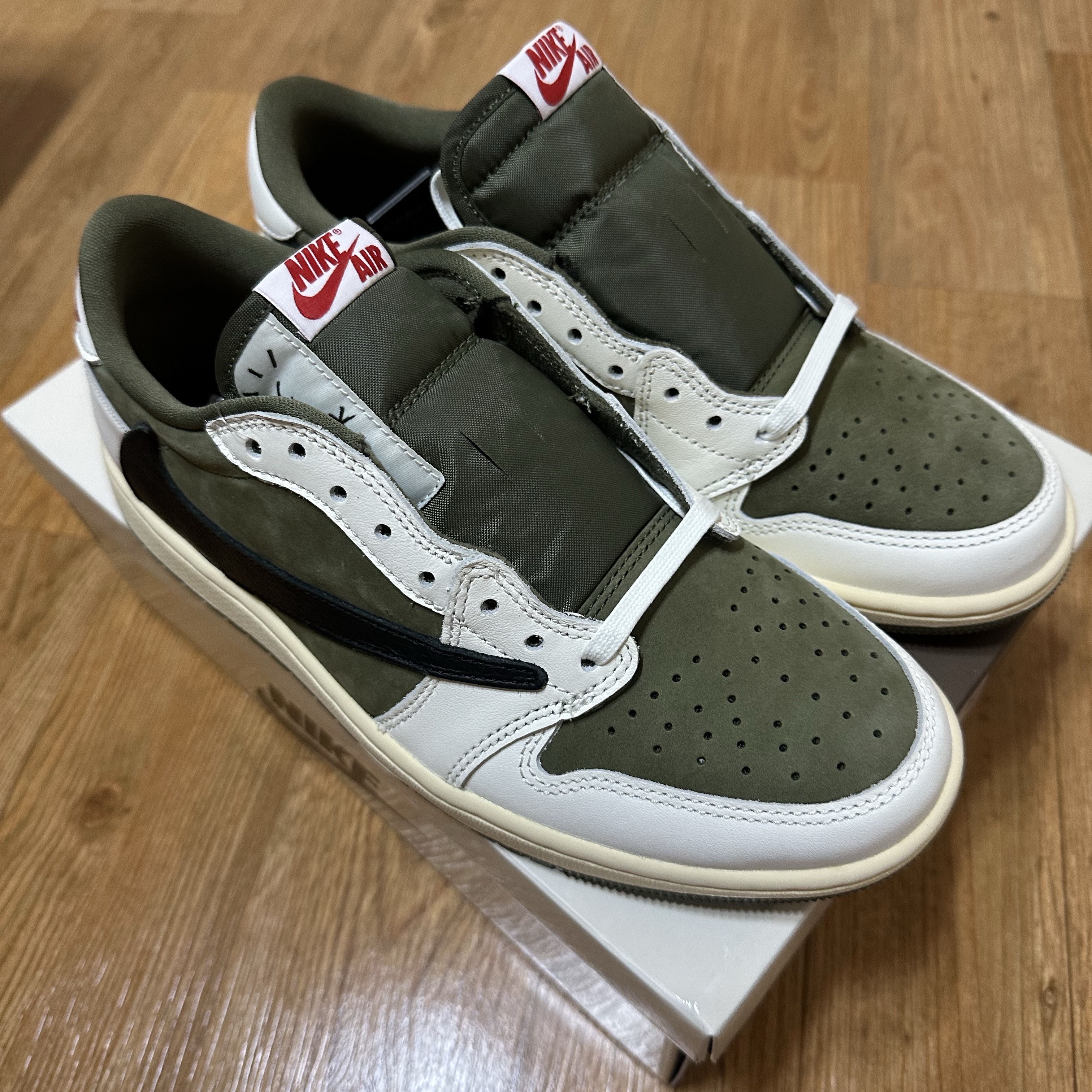 Jordan 1 x Travis Scott Retro Low OG SP Reverse Olive 착용 스타일 - 2