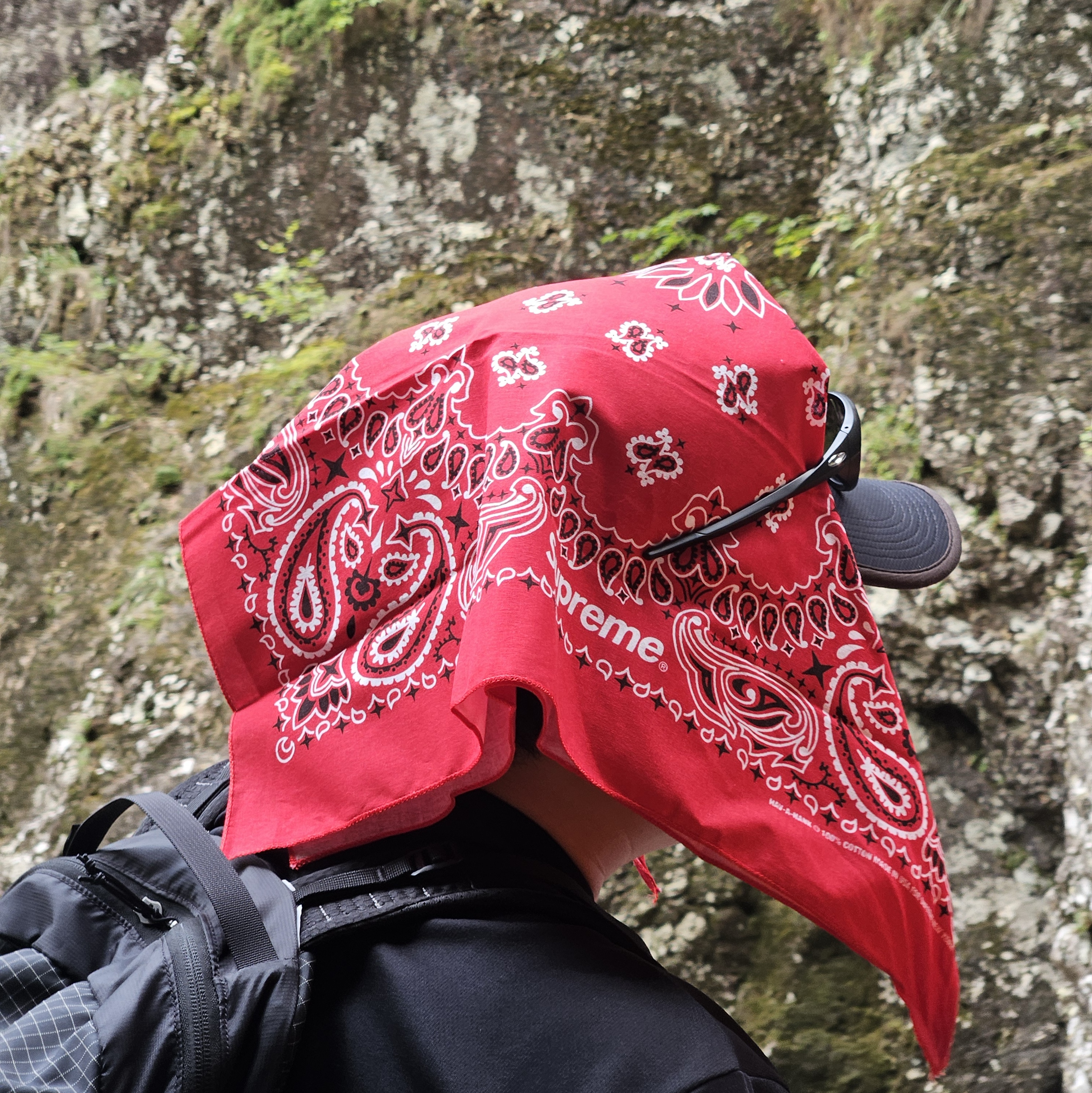 Supreme Hav-A-Hank Bandanas Multicolor (Set of 3) - 24SS, Oakley Eye Jacket Redux Matte Black Frame Prizm Grey Lenses High Bridge Fit 착용 스타일 - 1