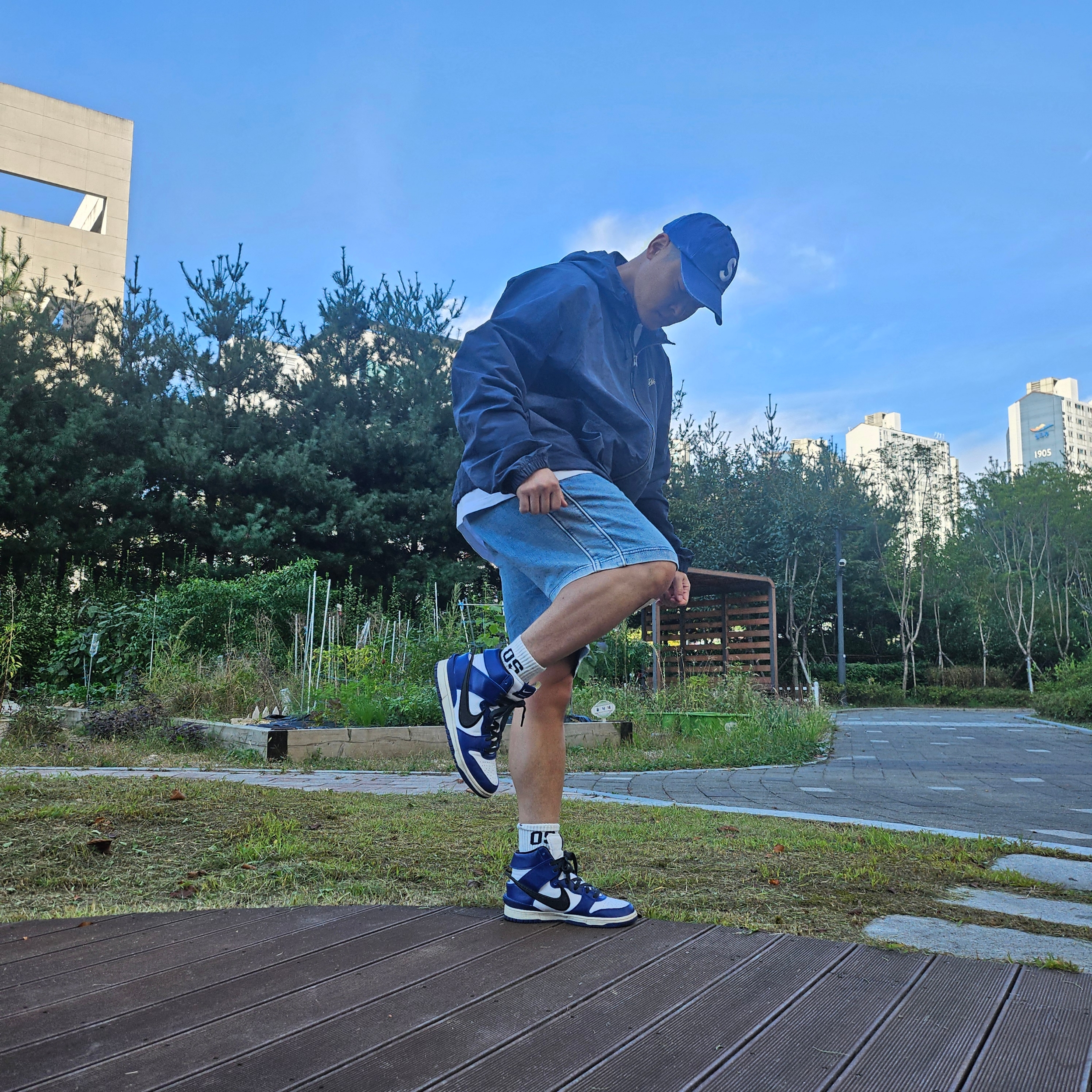 Stussy Wave Dye Beach Shell Jacket Navy, Nike x Ambush Dunk High Deep Royal Blue 착용 스타일 - 1