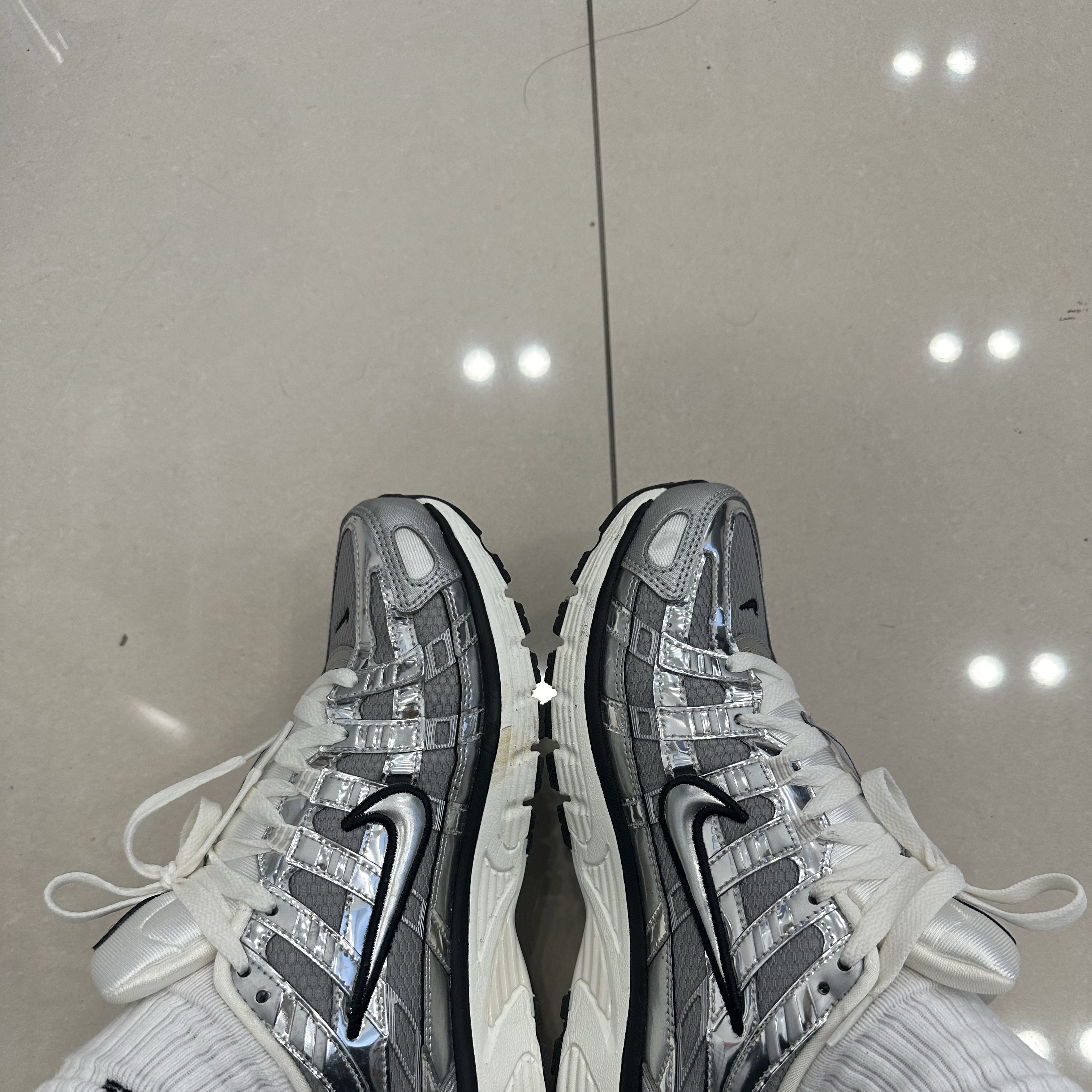 Nike P-6000 Metallic Silver 착용 스타일