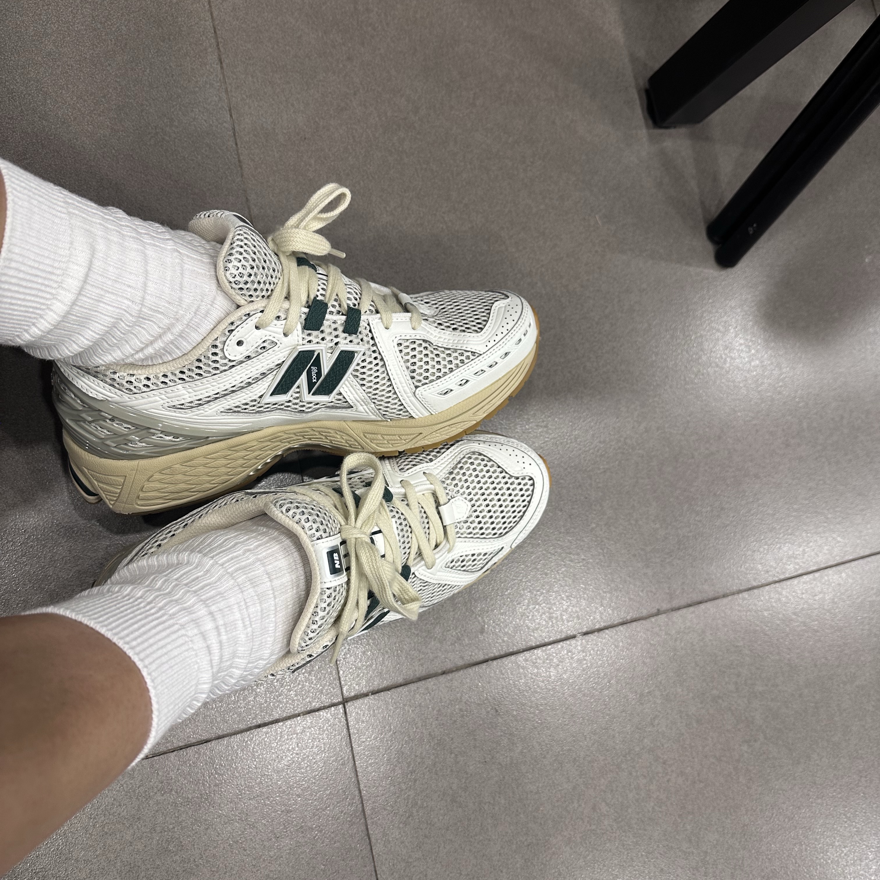 New Balance 1906R Silver Green 착용 스타일 - 2