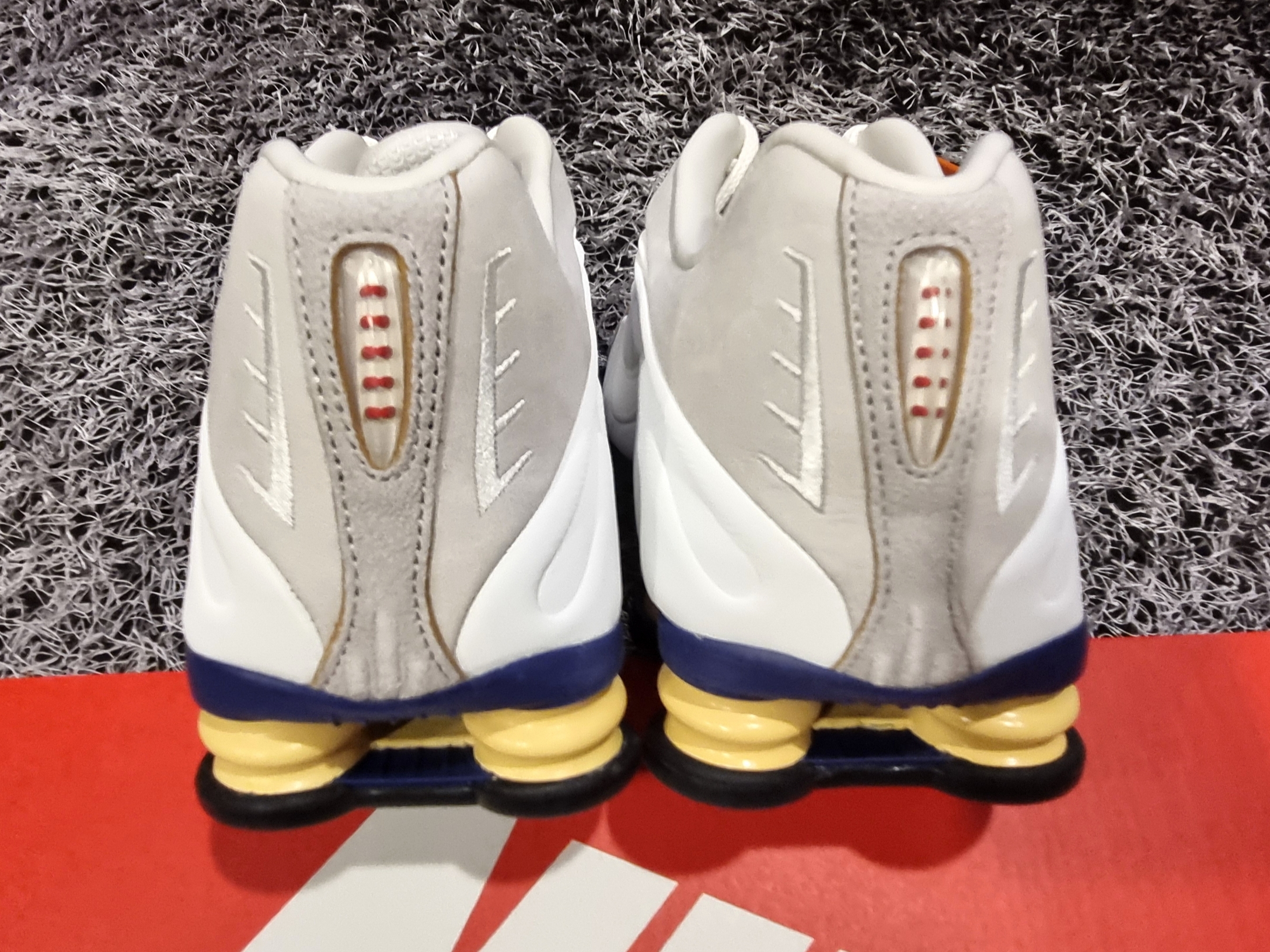 Nike Shox R4 PRM Light Iron Ore and Phantom 착용 스타일 - 6