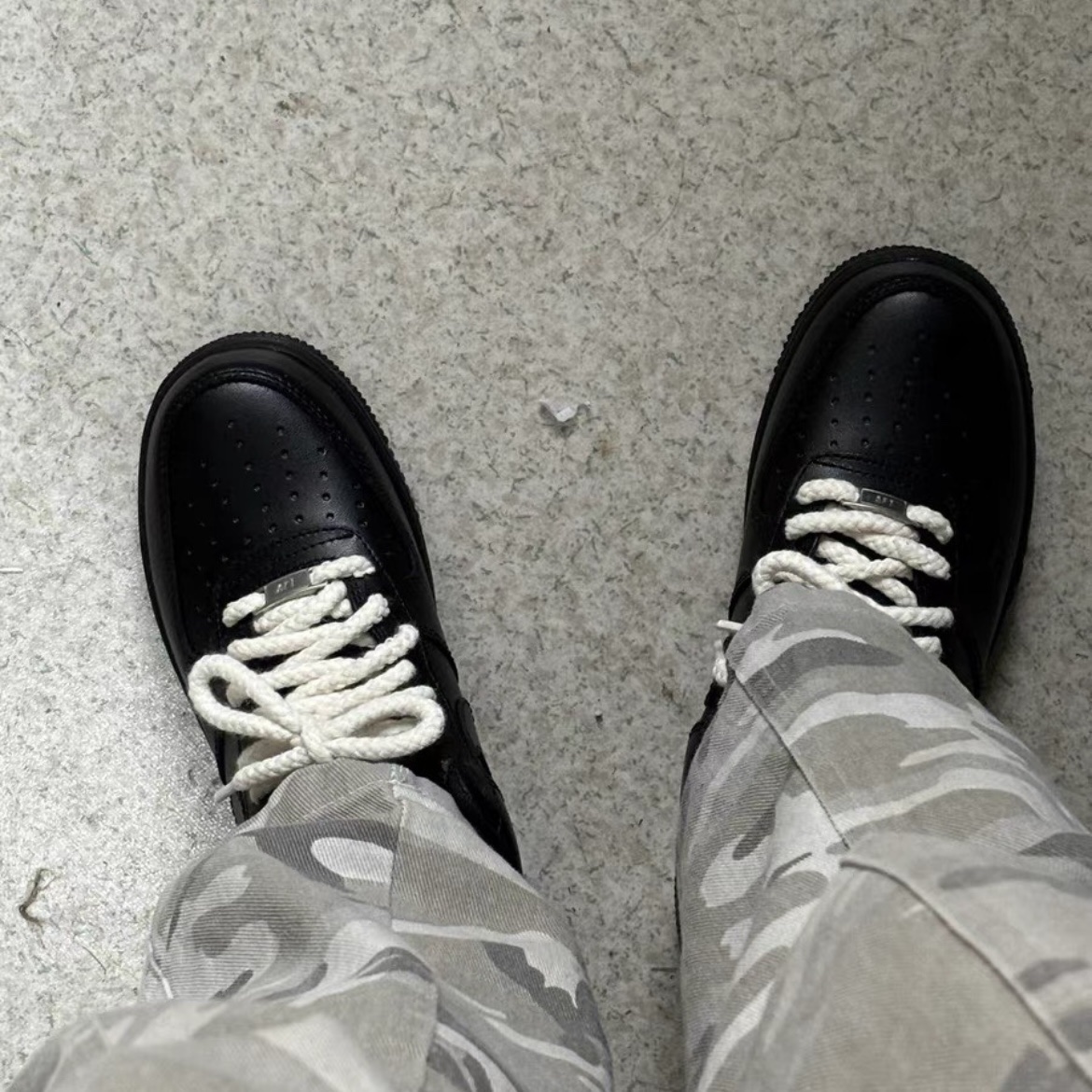 Nike Air Force 1 '07 Low Triple Black 착용 스타일 - 1