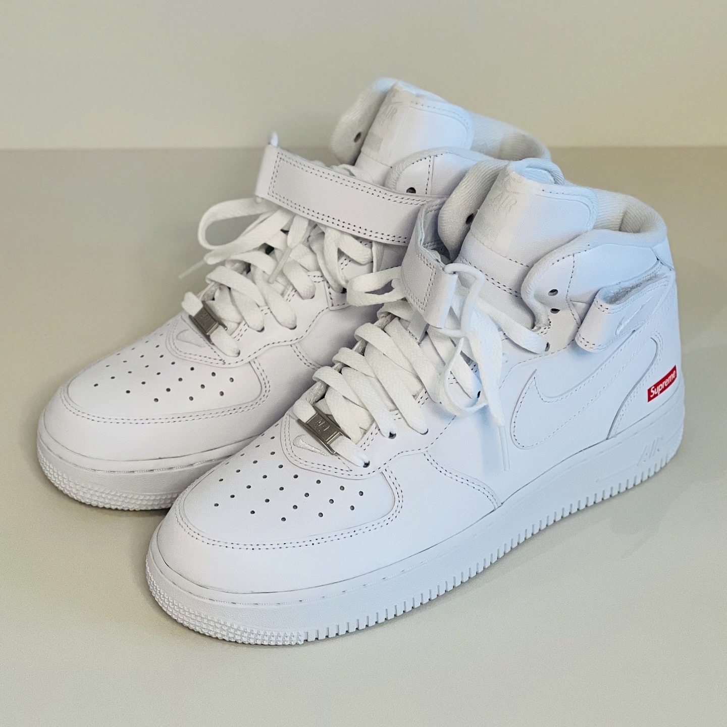 Nike x Supreme Air Force 1 Mid White 착용 스타일 - 4