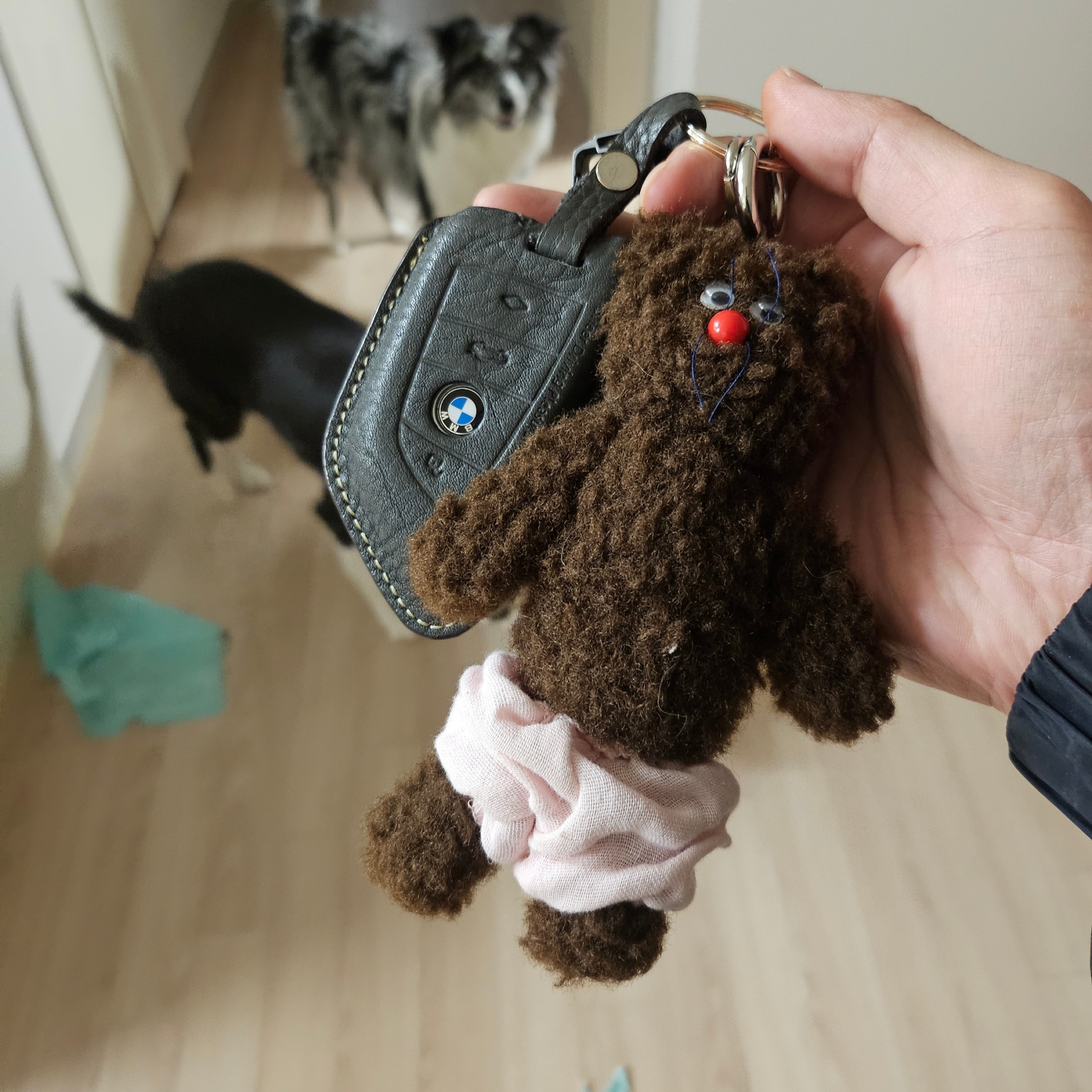 Monamhee Bred Keyring with Pink Pants Brown 착용 스타일