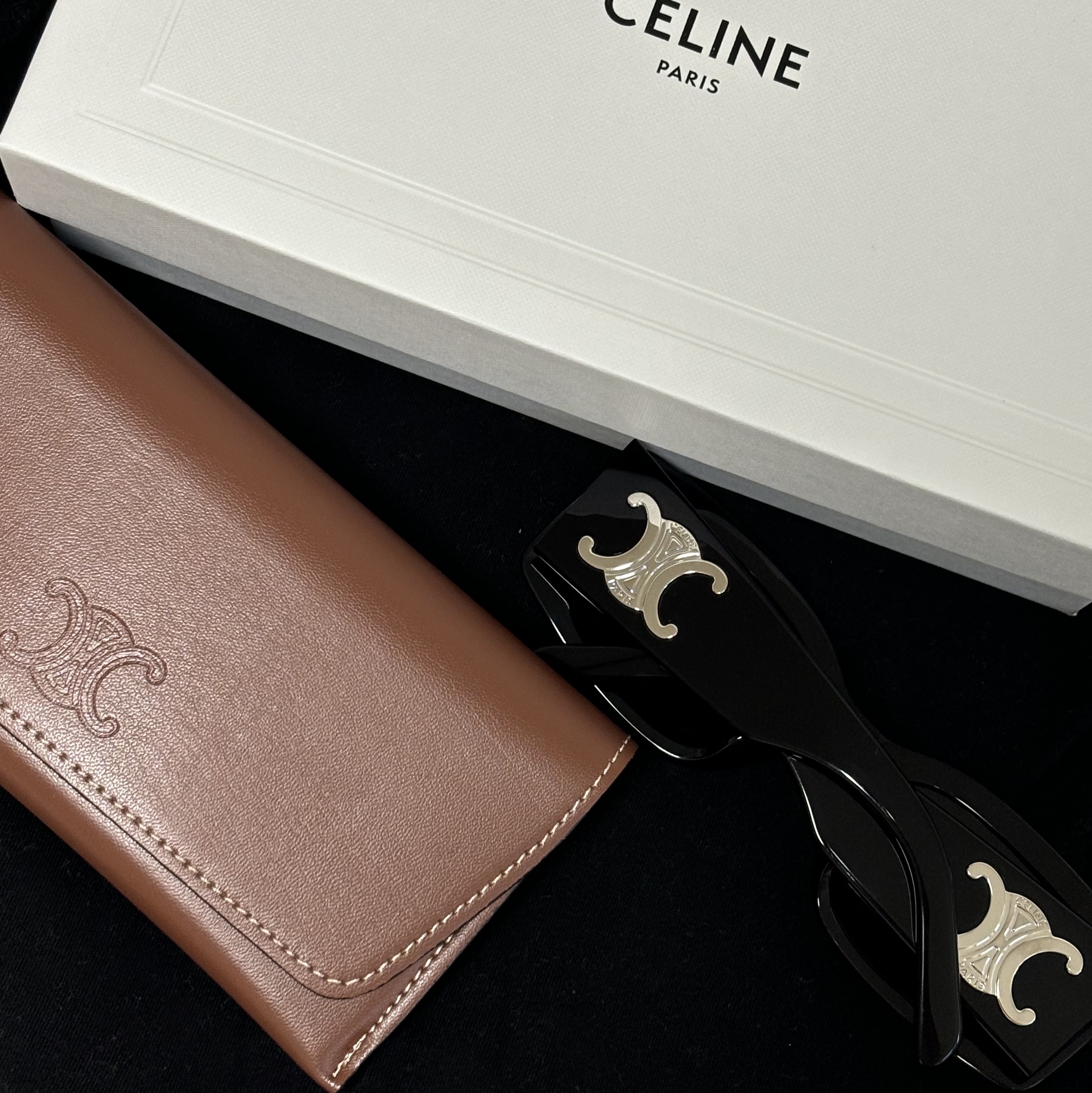 (W) Celine Triomphe XL 01 Sunglasses in Acetate Black 착용 스타일