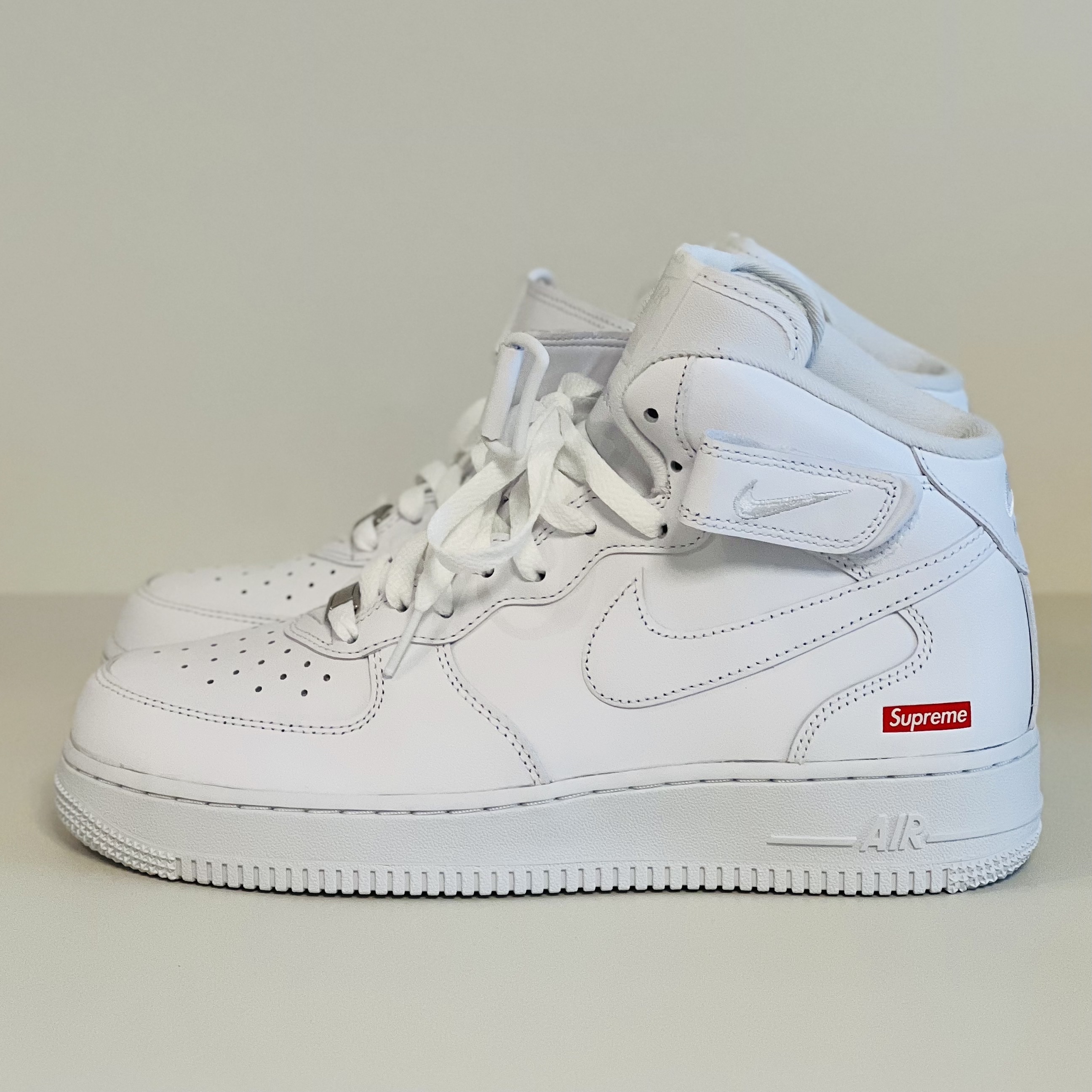Nike x Supreme Air Force 1 Mid White 착용 스타일 - 3