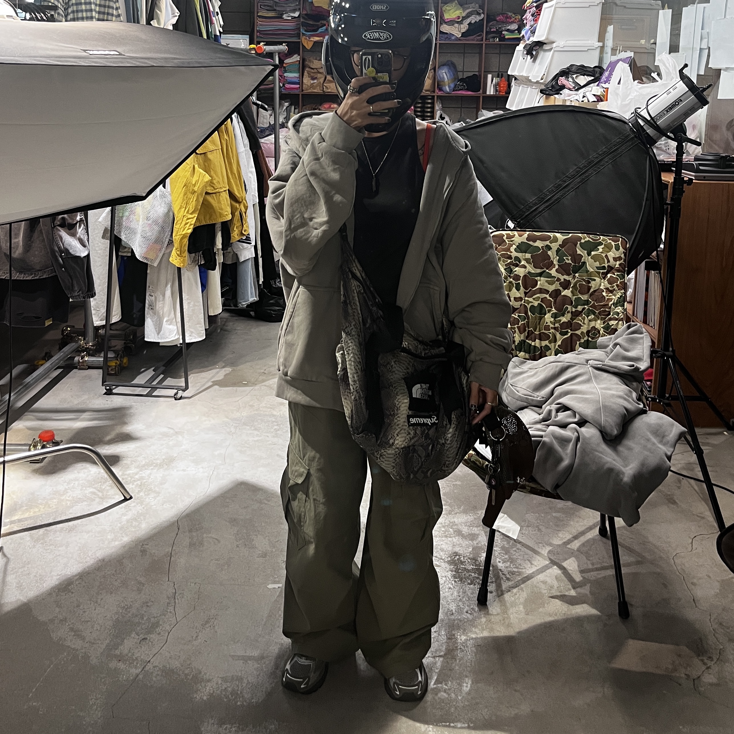 Adidas x Song for the Mute Adistar Cushion Taupe Metallic Granite, Yeezy YZY Zip-Up Hoodie Grey 착용 스타일 - 1