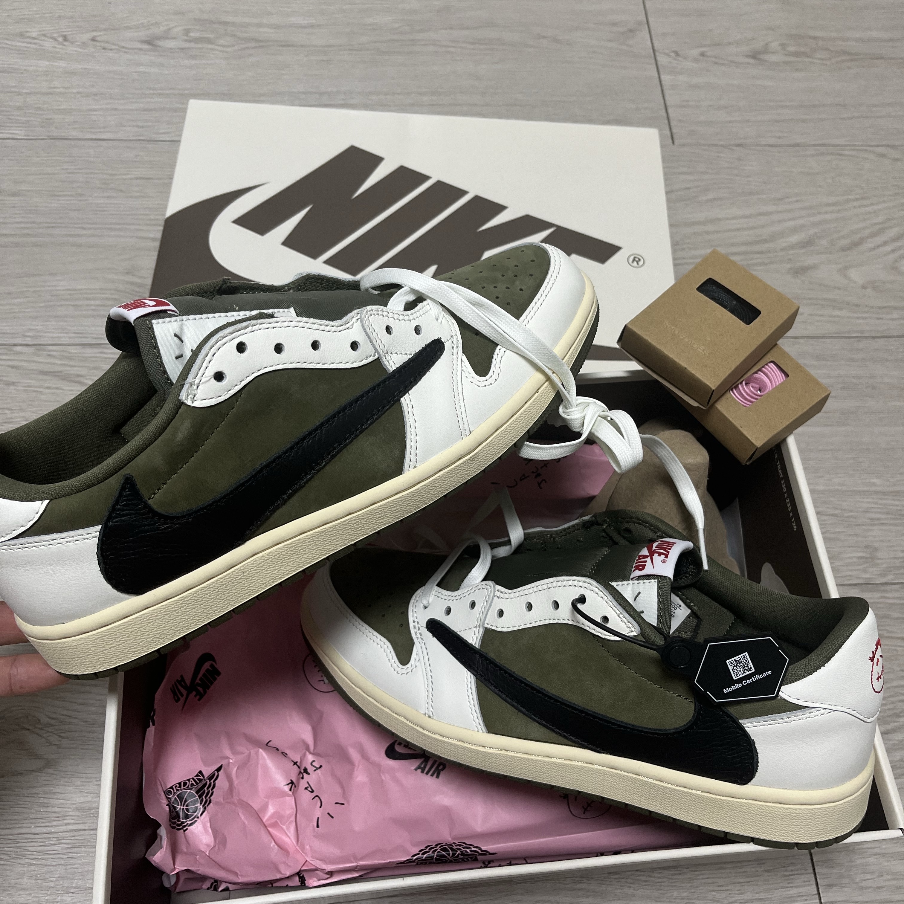 Jordan 1 x Travis Scott Retro Low OG SP Reverse Olive 착용 스타일