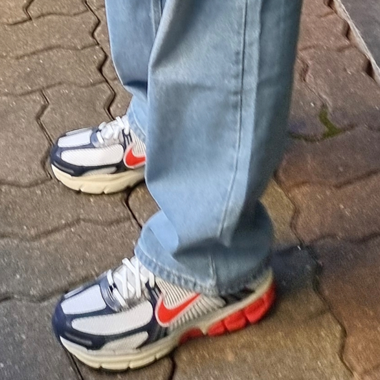 Nike Zoom Vomero 5 Photon Dust Picante Red 착용 스타일