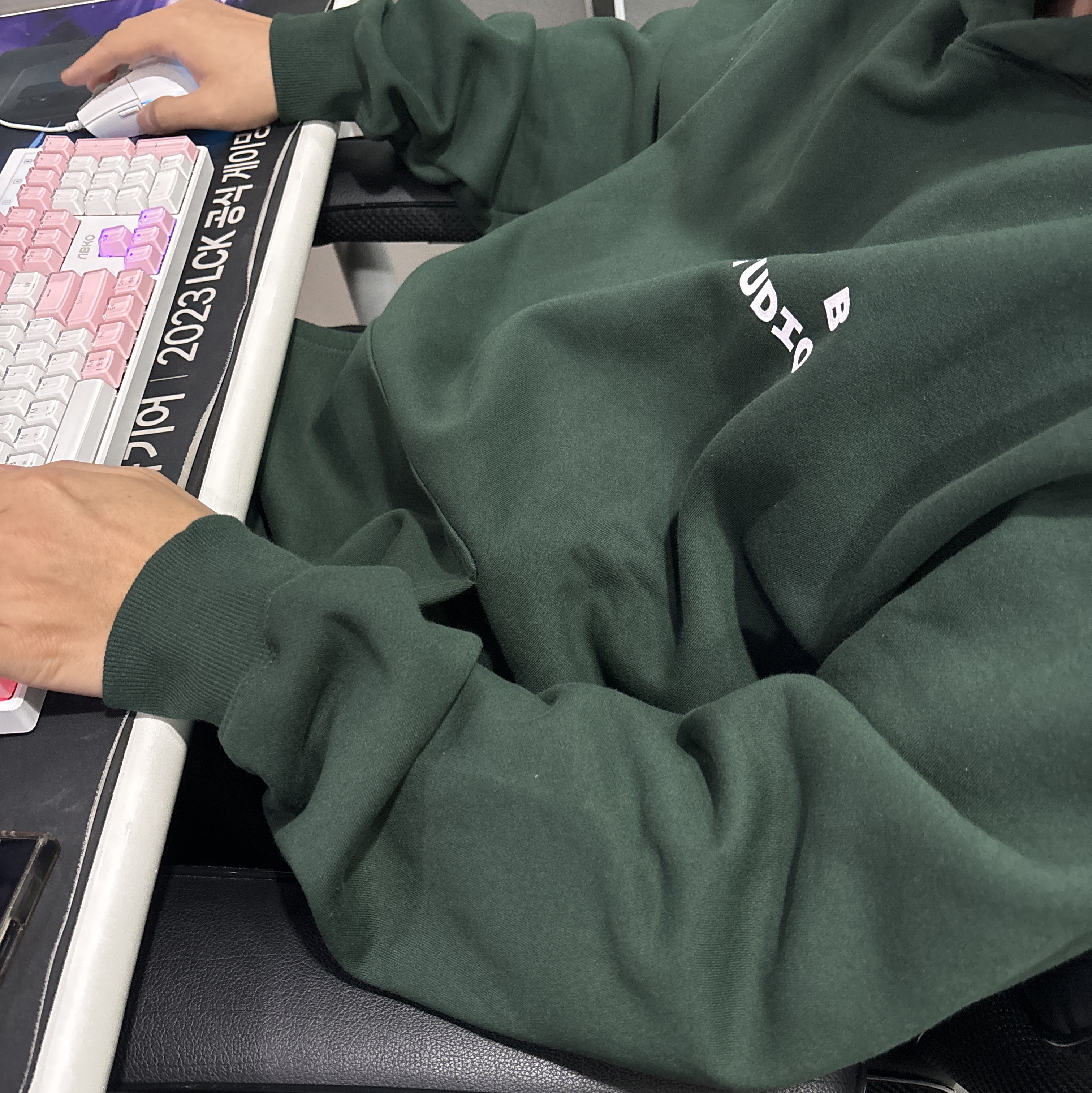 IAB Studio Hoodie Deep Green 착용 스타일