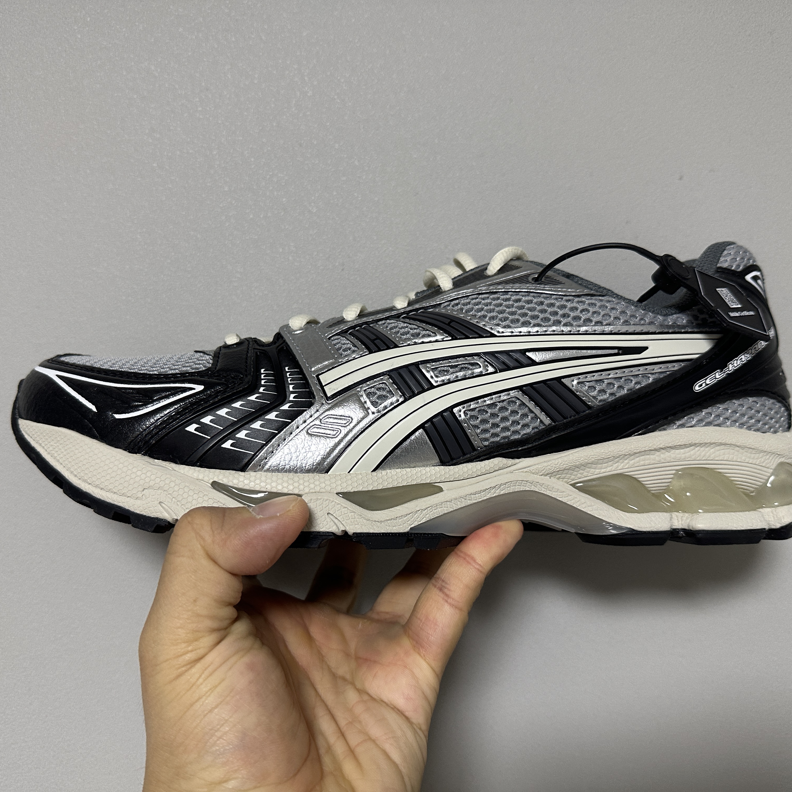 Asics Gel-Kayano 14 Black Glacier Grey 착용 스타일 - 2