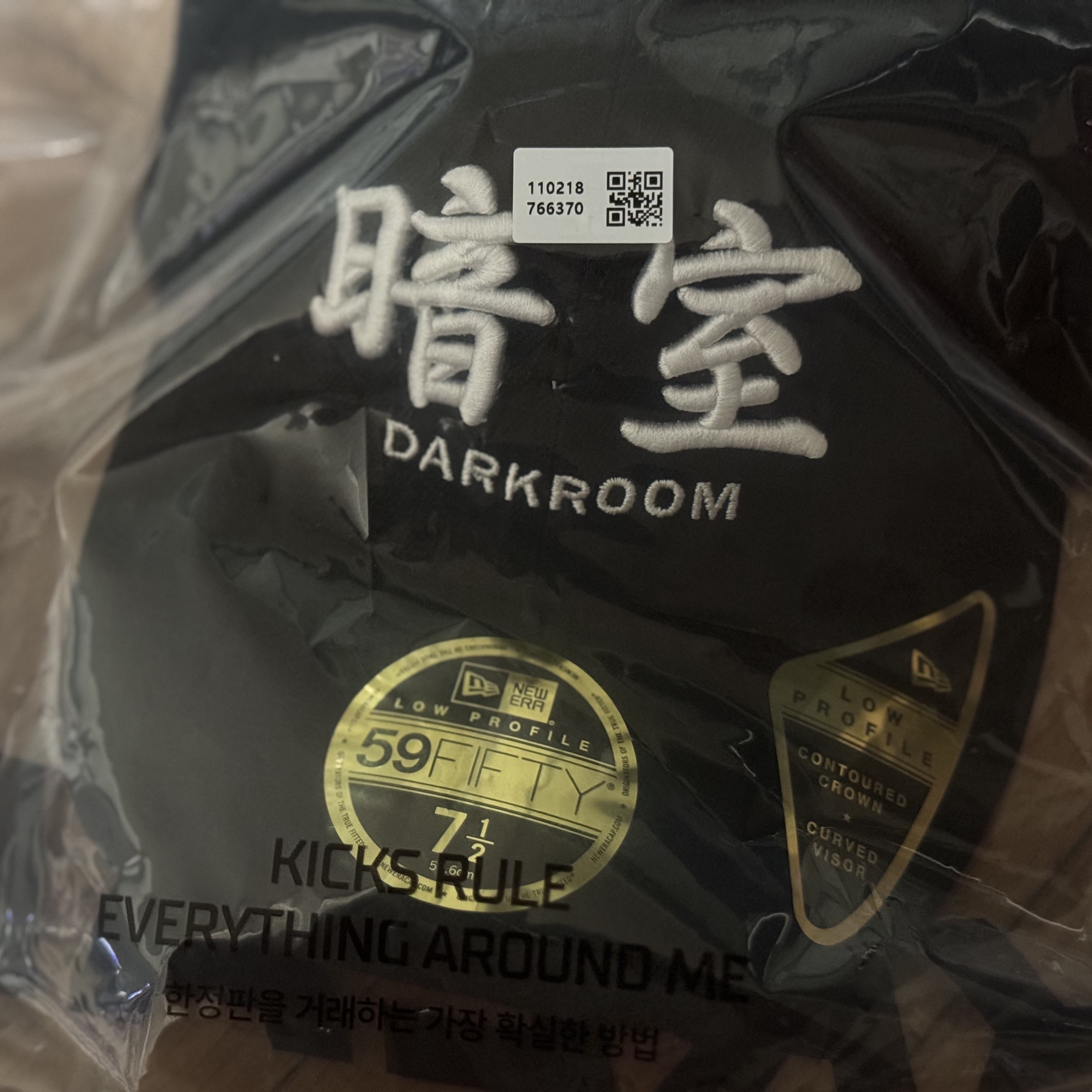 Darkr8m Studio x New Era Fitted Cap Black 착용 스타일 - 2