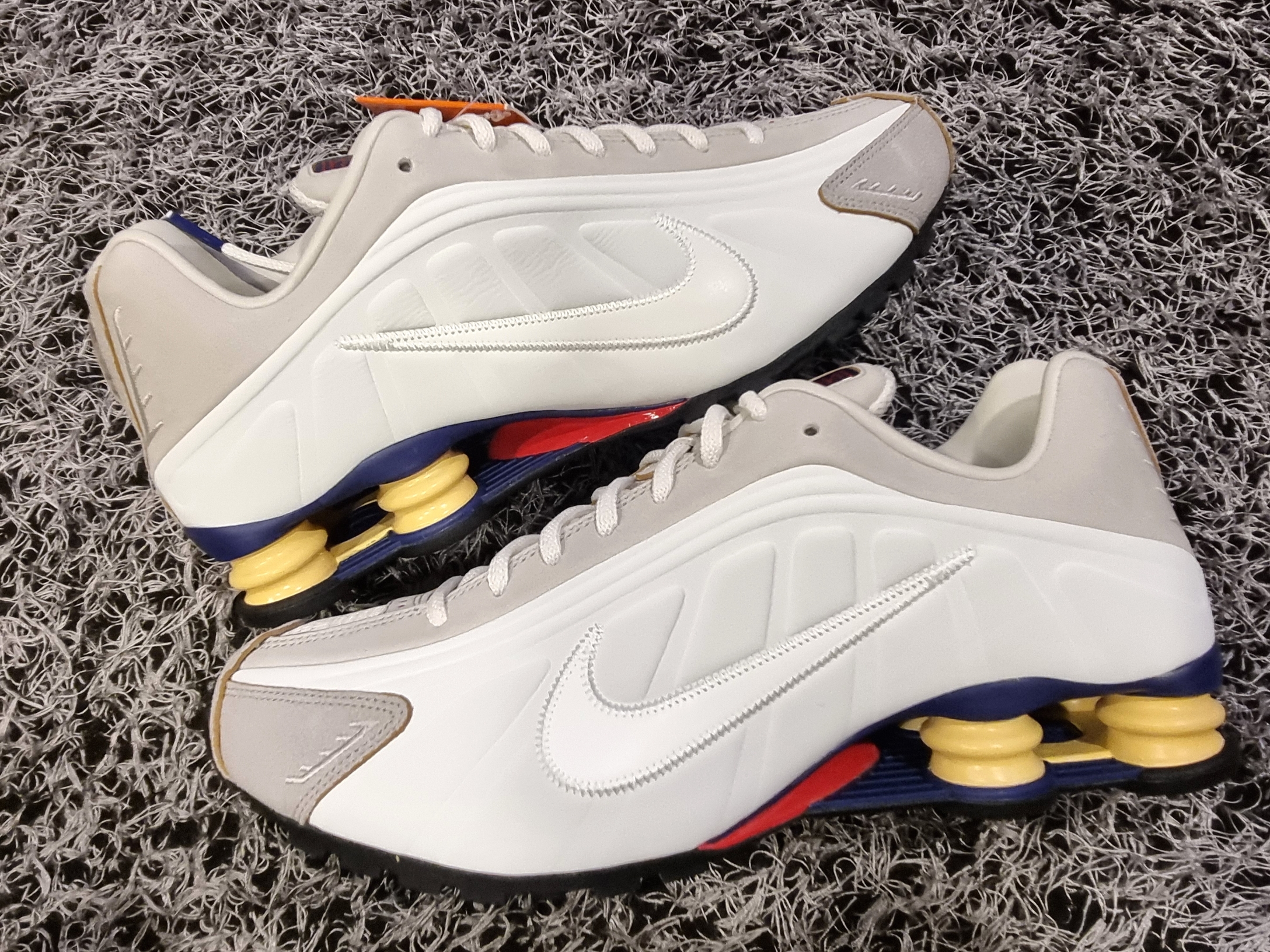 Nike Shox R4 PRM Light Iron Ore and Phantom 착용 스타일 - 3