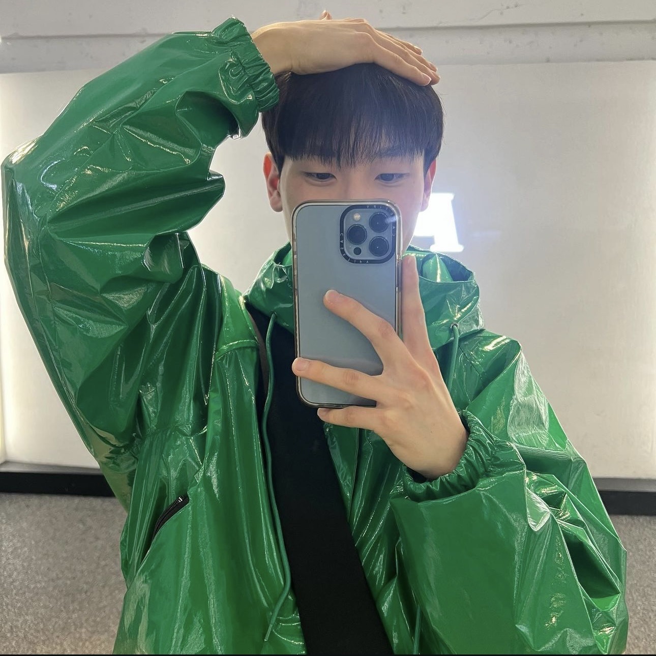 Yeezy Gap Engineered By Balenciaga Snake Bag Black 착용 스타일 - 2