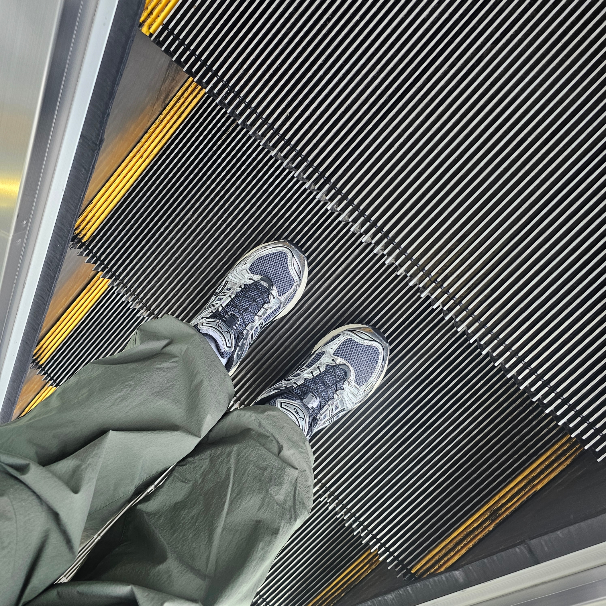 Asics Unlimited Gel-Kayano 14 Carrier Grey Black 착용 스타일