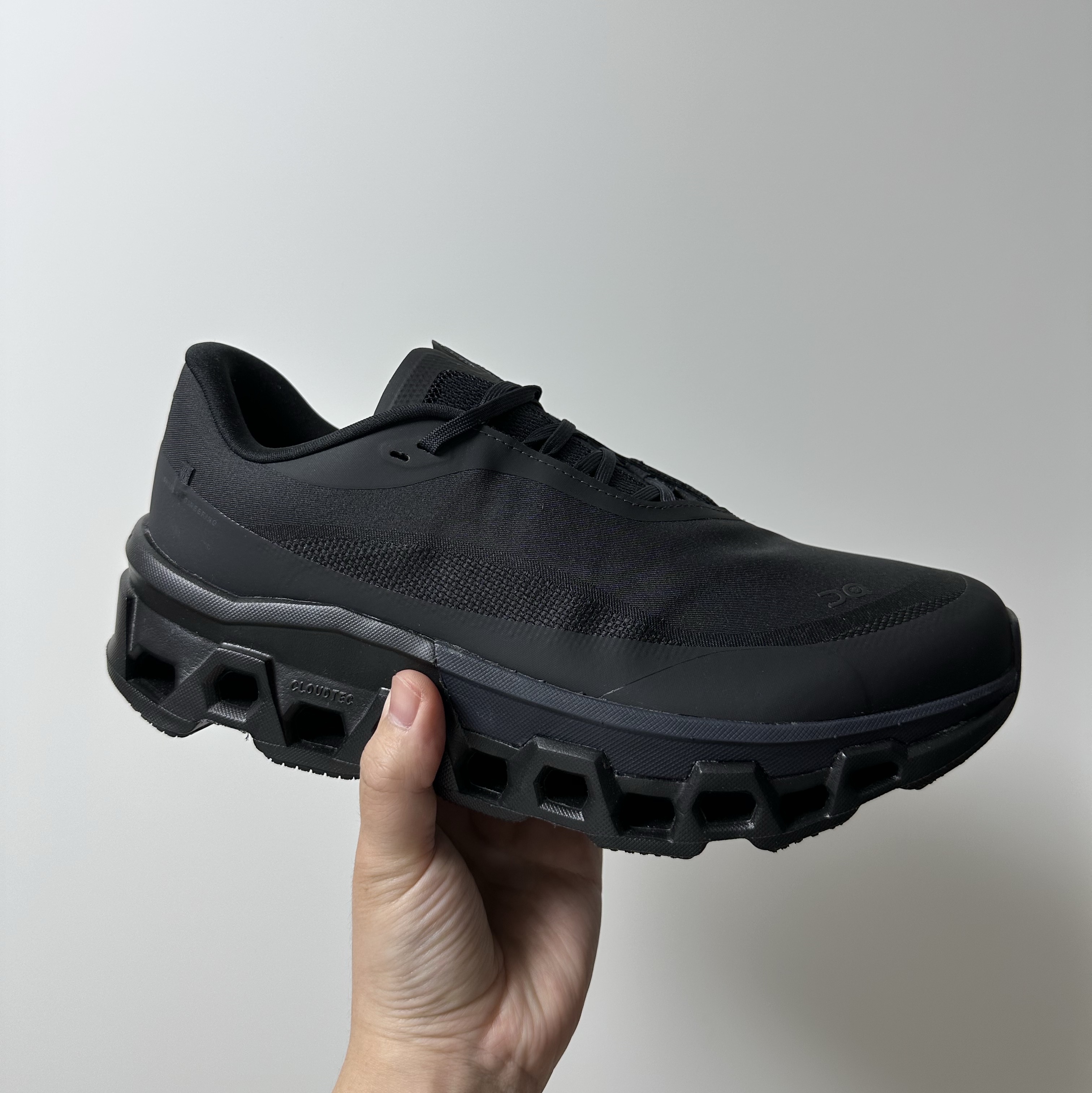 On Running x Post Archive Faction (Paf) Cloudmonster 2 Black Magnet 착용 스타일