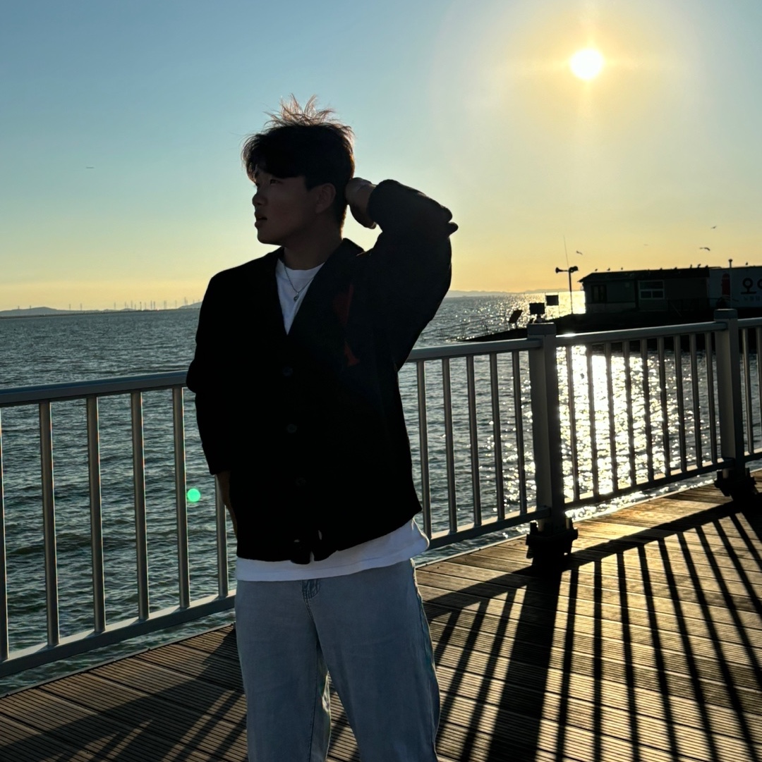 Stussy Basic Stussy T-Shirt White 2024, 2025, AMI de Coeur Cardigan Black 착용 스타일 - 1