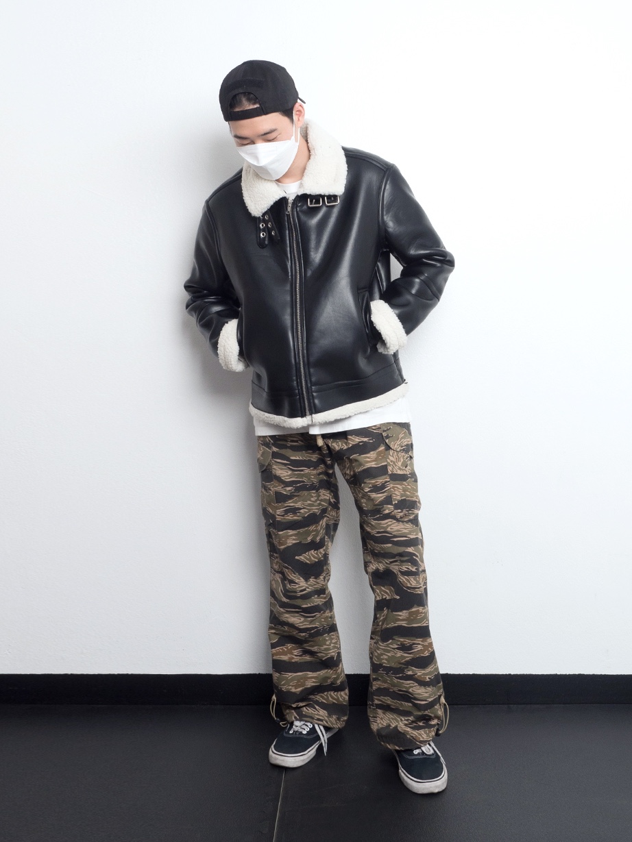 QT8 Garments GB B-3 Mouton Jacket Black/Beige 착용 스타일