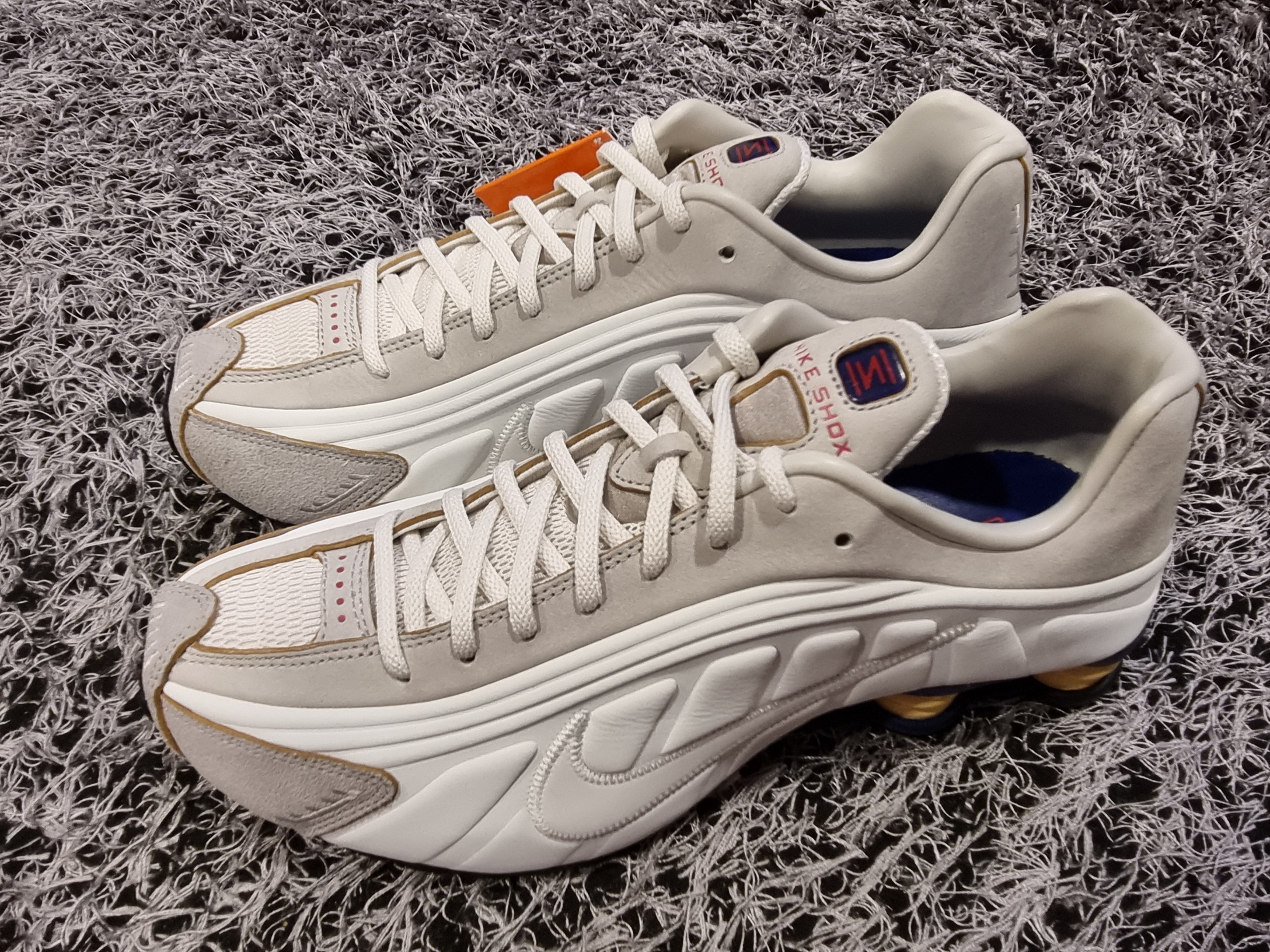 Nike Shox R4 PRM Light Iron Ore and Phantom 착용 스타일 - 1
