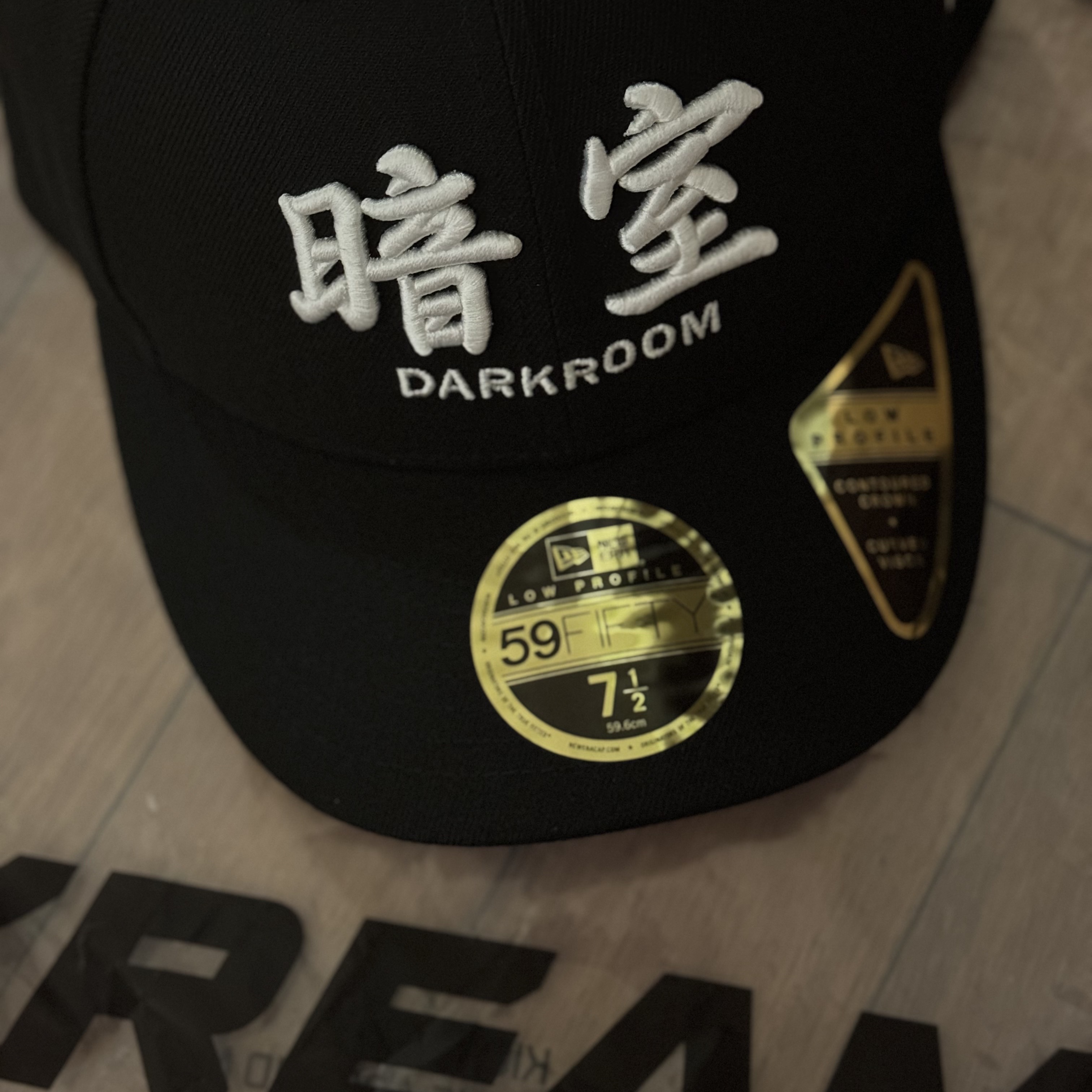 Darkr8m Studio x New Era Fitted Cap Black 착용 스타일 - 1