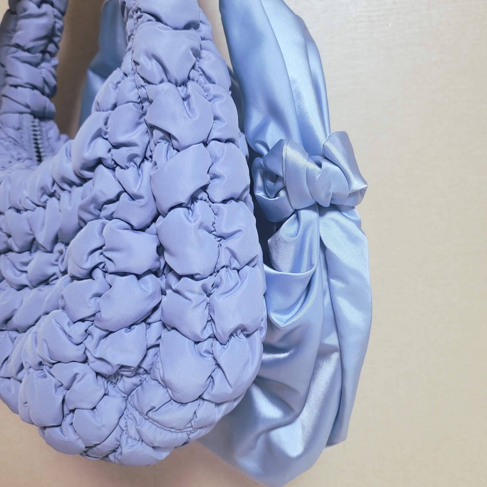 Cos Nylon Hitch Shoulder Bag Light Blue, COS Quilted Mini Bag Light Blue 착용 스타일
