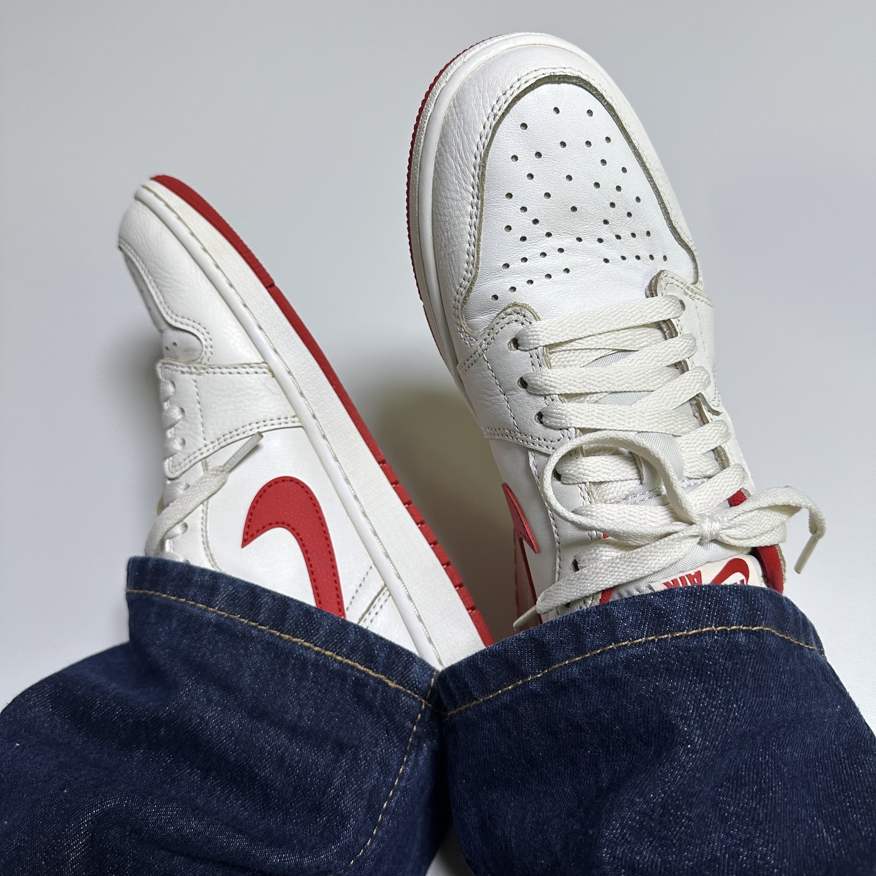 Jordan 1 Retro Low OG University Red, Jordan 1 Low OG Neutral Grey 착용 스타일 - 1