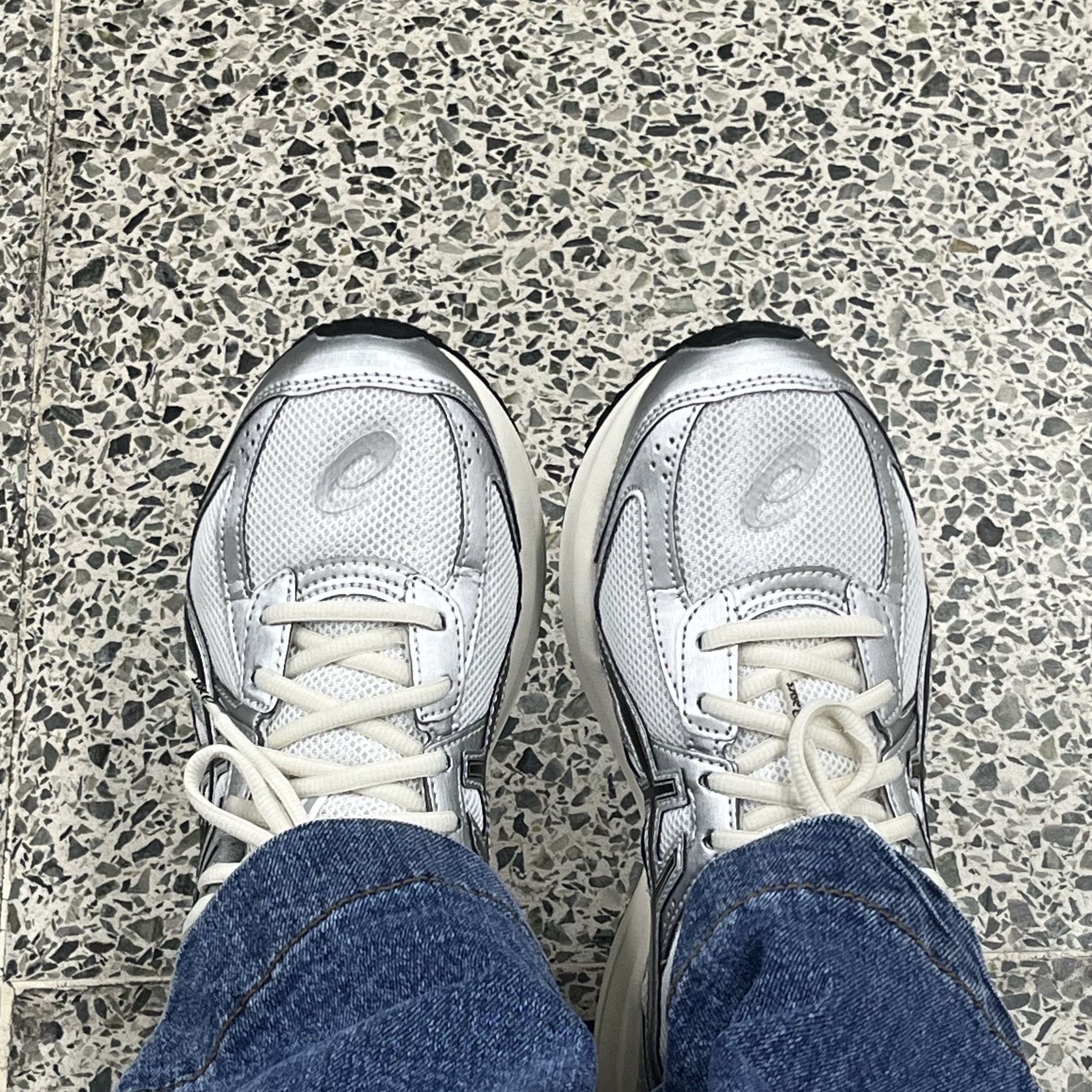 Asics Jog 100 S White Black - 2E Wide 착용 스타일 - 1