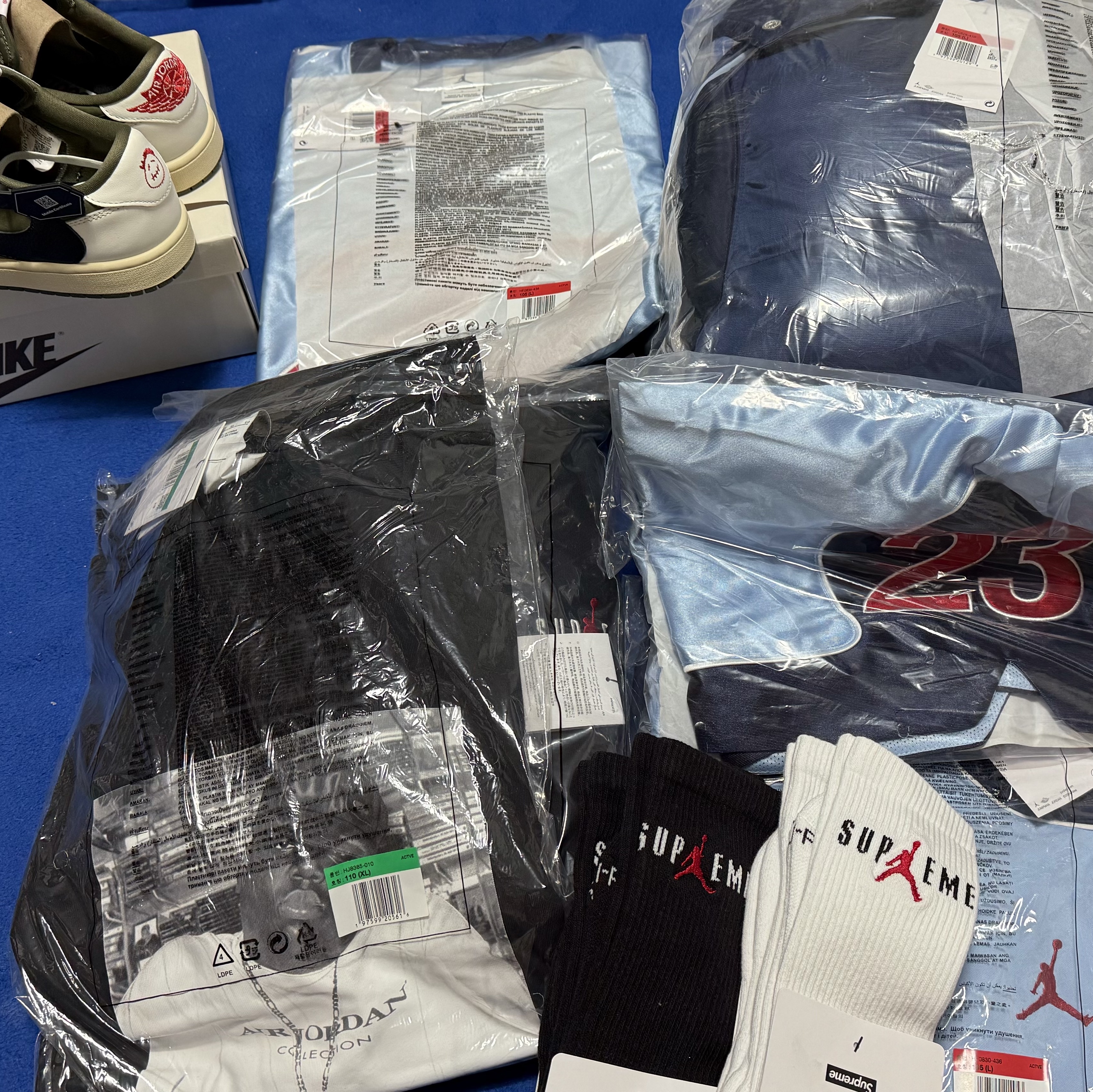 Jordan 1 x Travis Scott Retro Low OG SP Reverse Olive, Supreme x Jordan Hooded Sweatshirt Black - 24FW 착용 스타일